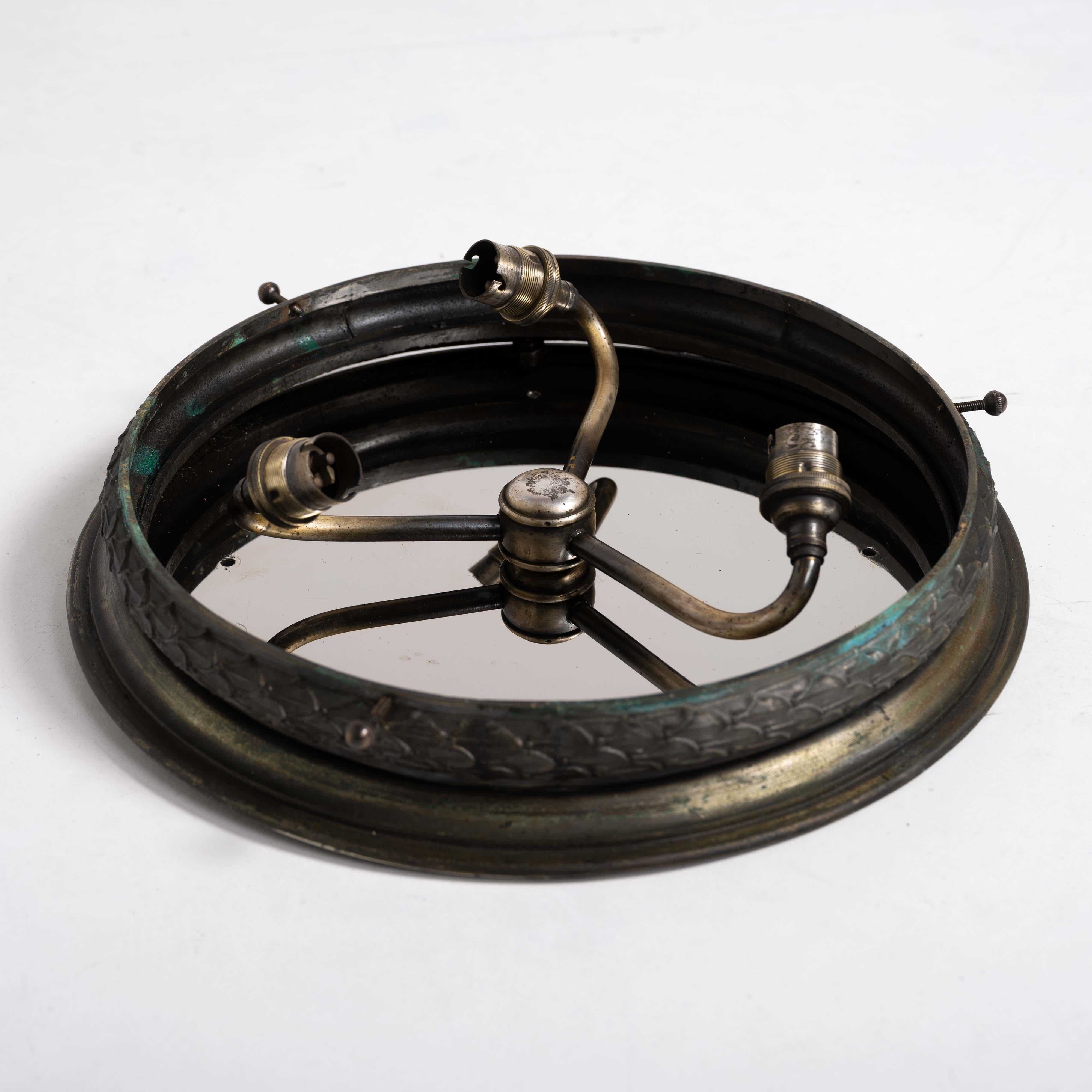 Art Nouveau Rara lampada da incasso a soffitto in bronzo fuso di grandi dimensioni, con coppa in vetro satinato a taglio profondo in vendita