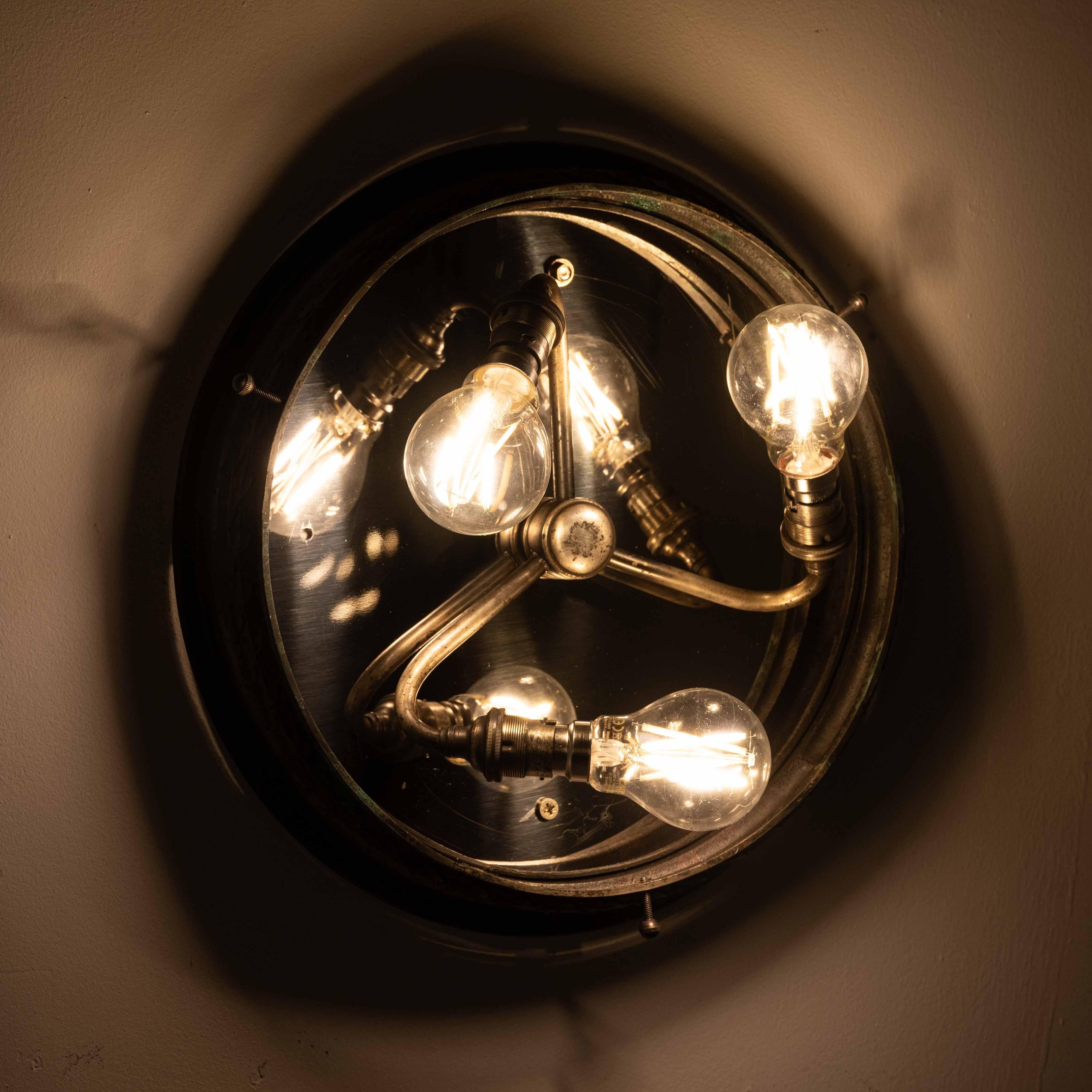 Britannico Rara lampada da incasso a soffitto in bronzo fuso di grandi dimensioni, con coppa in vetro satinato a taglio profondo in vendita