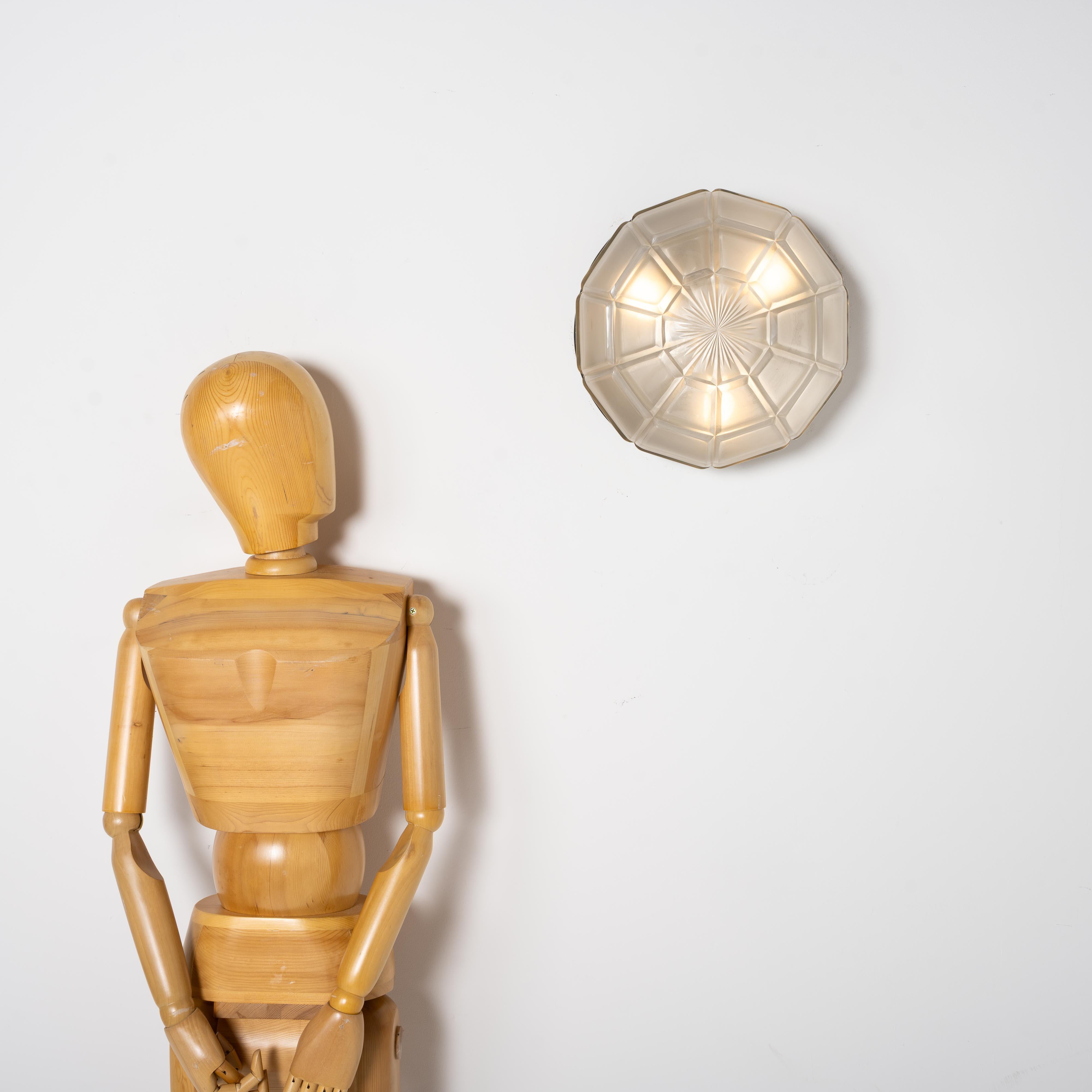 Ottone Rara lampada da incasso a soffitto in bronzo fuso di grandi dimensioni, con coppa in vetro satinato a taglio profondo in vendita