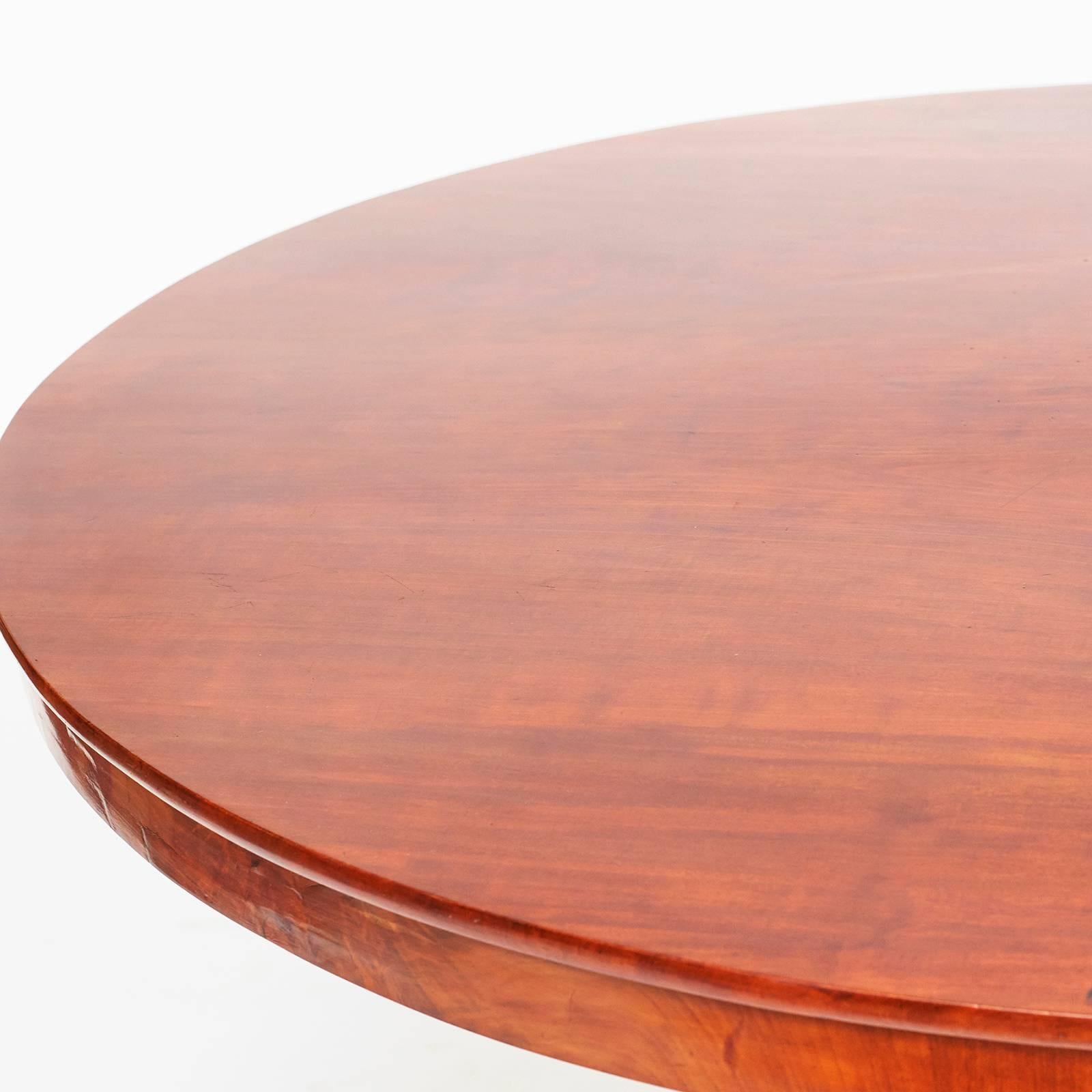 Rare large round mahogany center table.
Late Gustavian / - Empire Sweden 1830
Providences from Säby Castel and before that Sperlingholm Castel,

Apron with bronze gilded fittings.
Base surrounded with gilded dolphins.