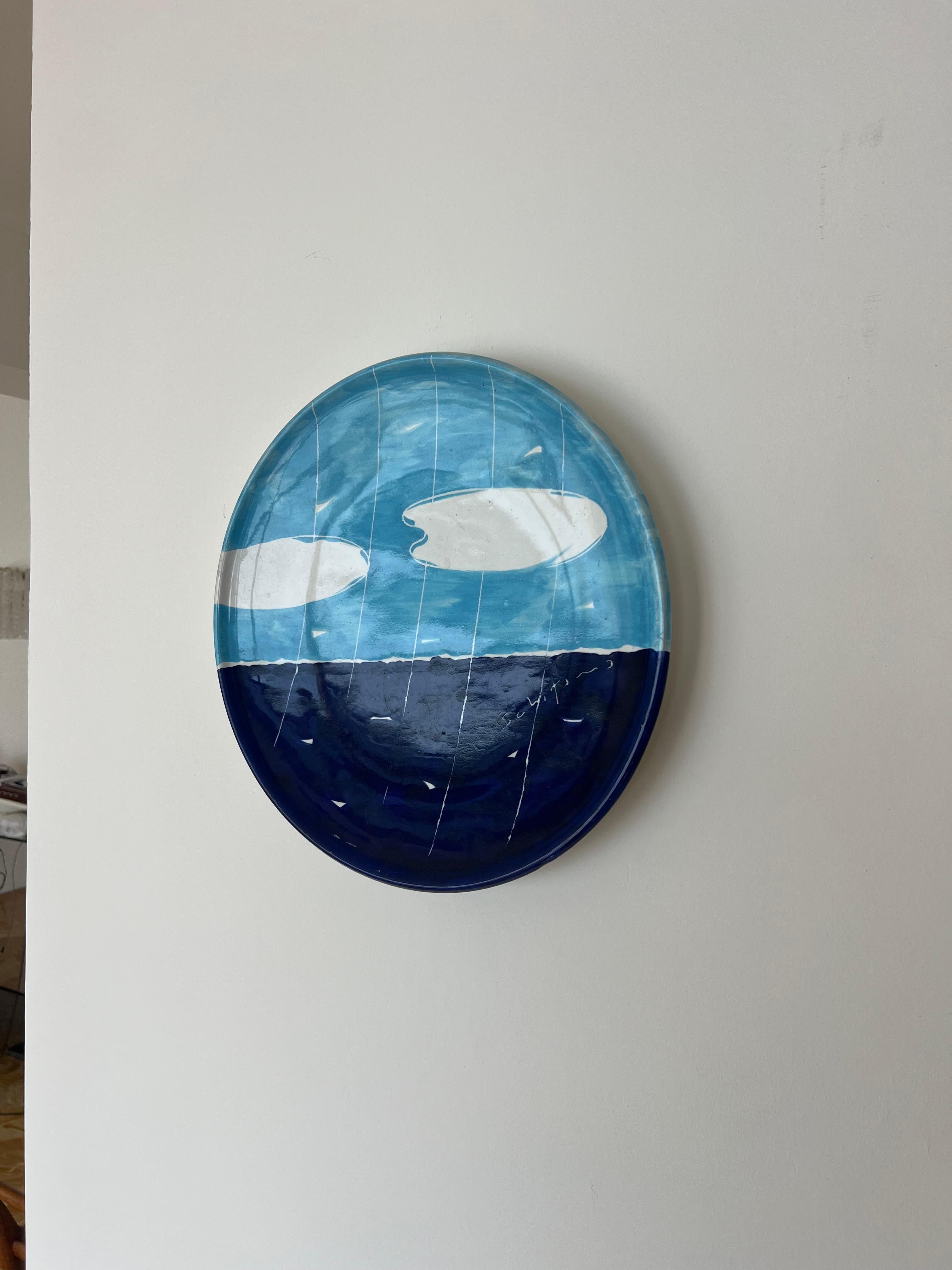 LargeCeramic Tablett -Platte Mittelstück Handpainted Ceramic Mario Schifano 

Ein handgefertigter Keramikteller mit einem reichhaltigen, 
Oberfläche & Ausführung:  
 Die Platte ist mit einer tiefen, glänzenden dunklen und hellen  blaue Glasur, die