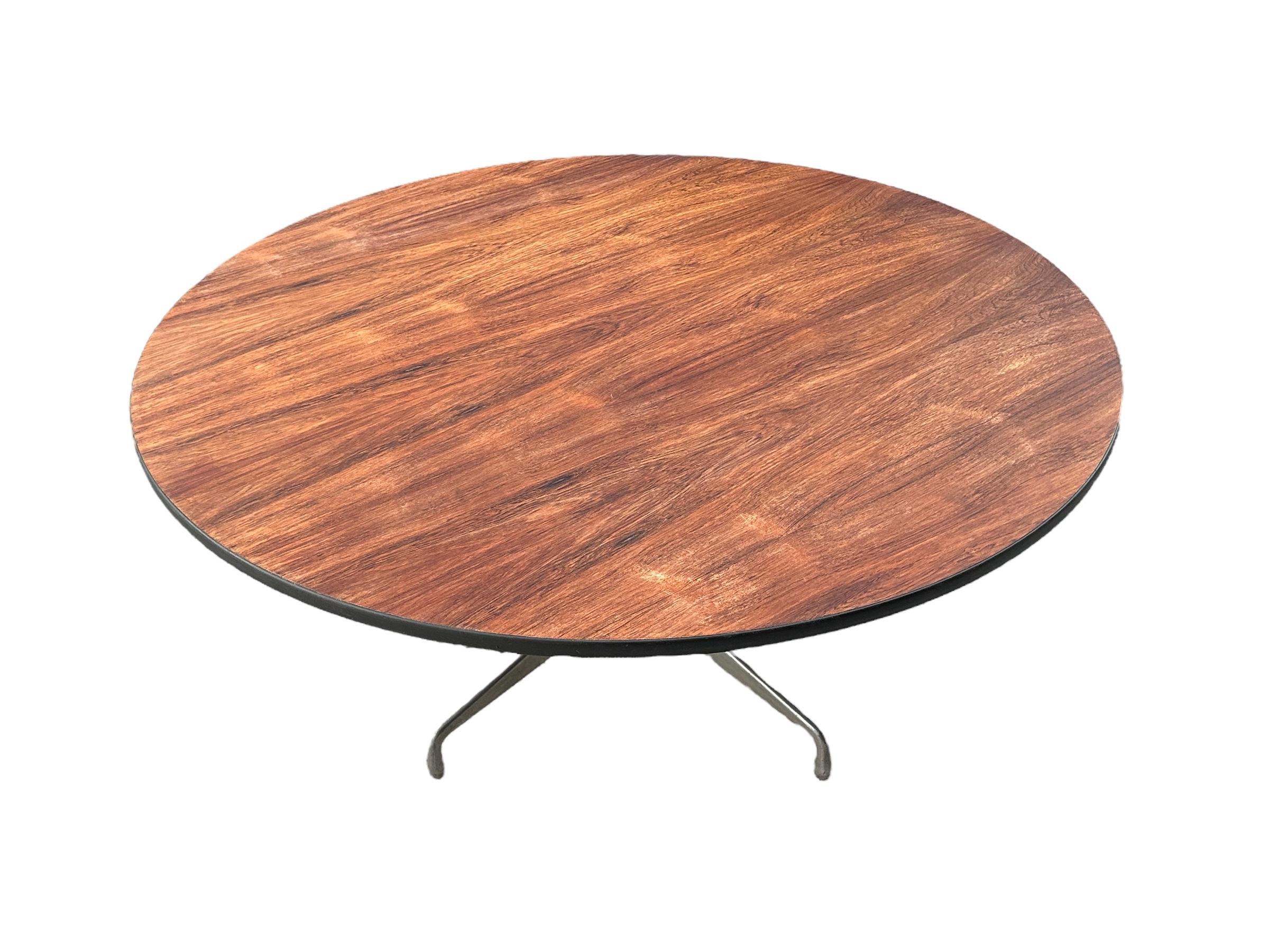 Mid-Century Modern Grande table de salle à manger circulaire en bois de rose brésilien Herman Miller Eames en vente