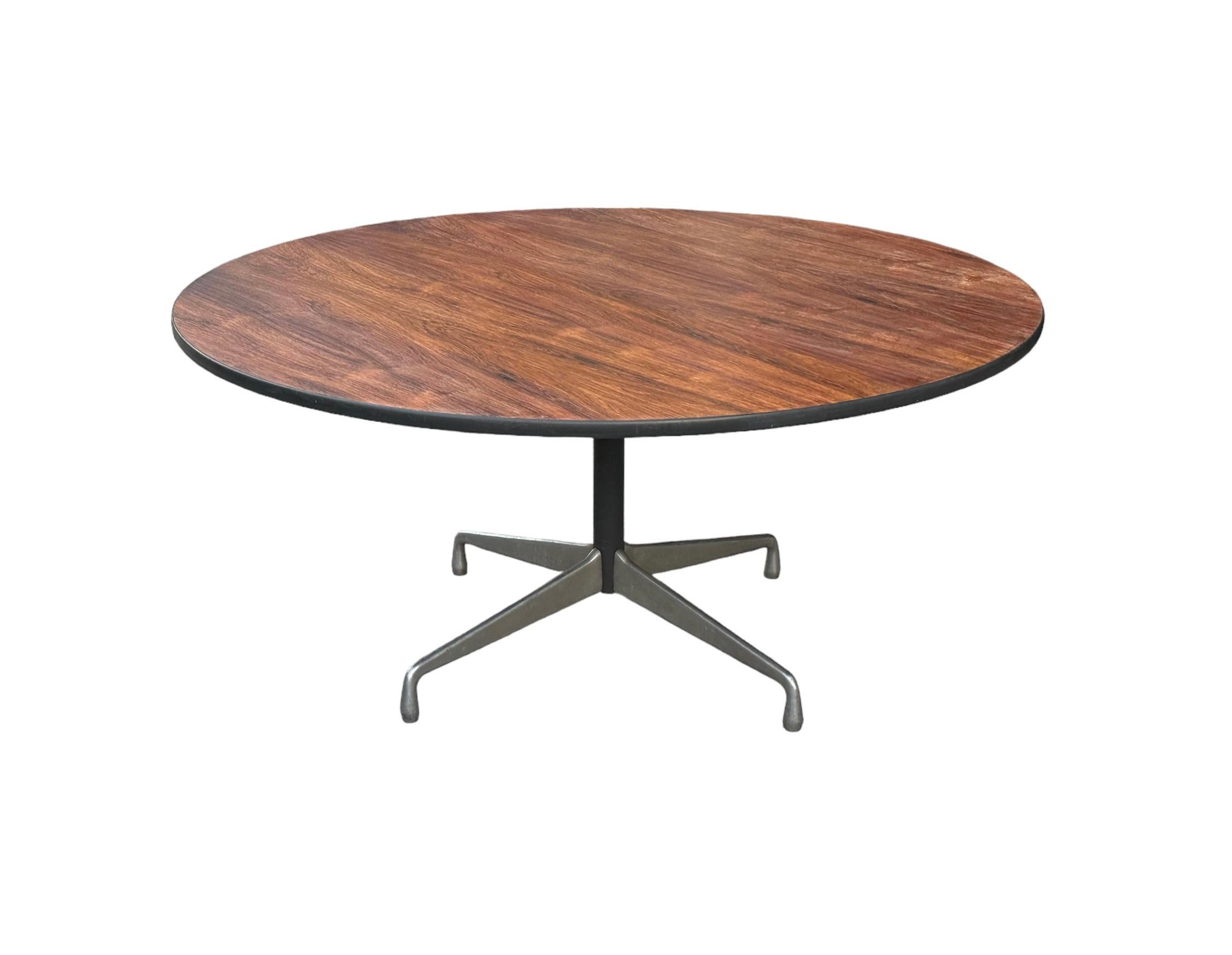 Américain Grande table de salle à manger circulaire en bois de rose brésilien Herman Miller Eames en vente