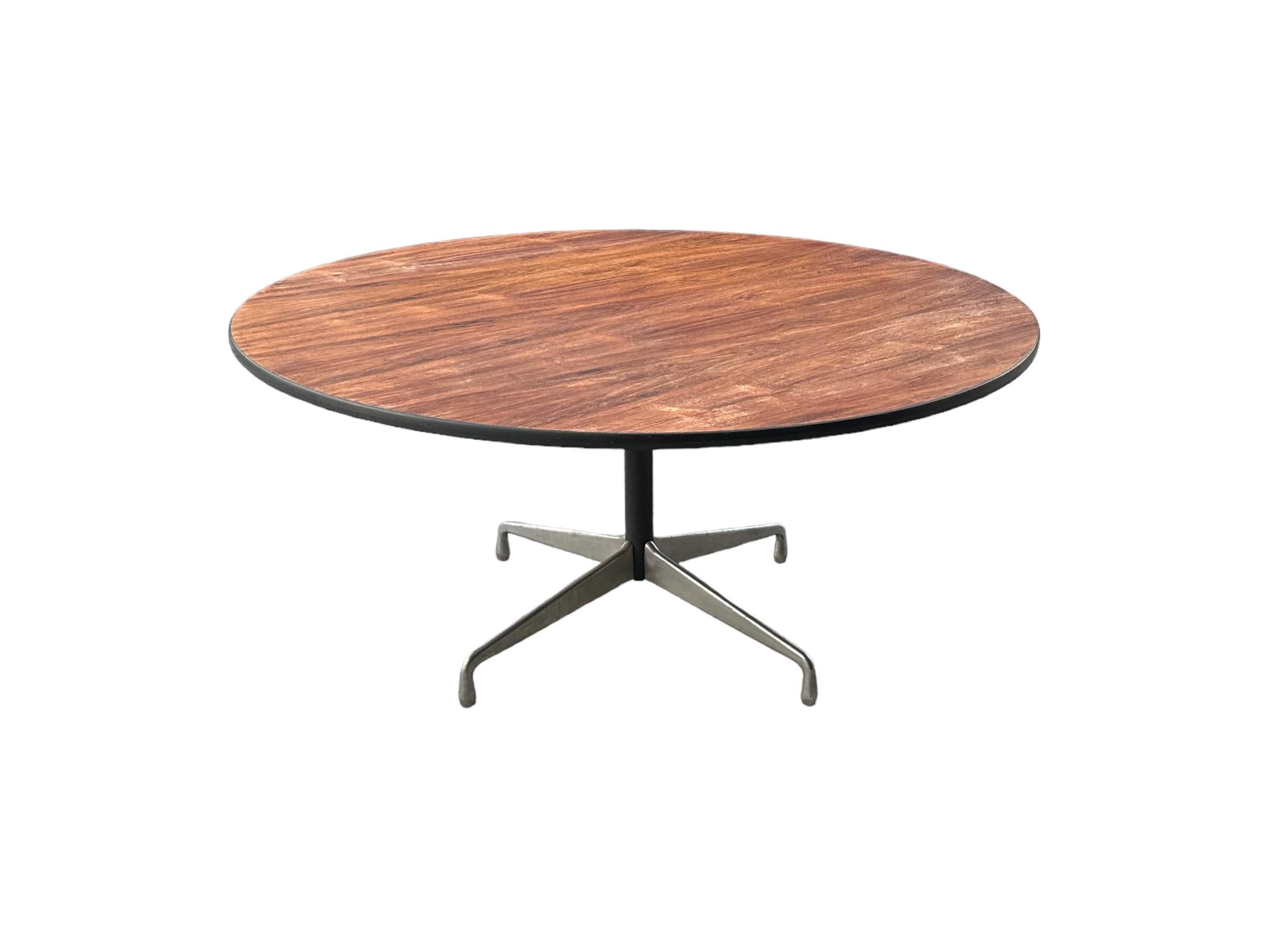 Rare Large Circular Brazilian Rosewood Herman Miller Eames Dining Table In Good Condition For Sale In Brooklyn, NY