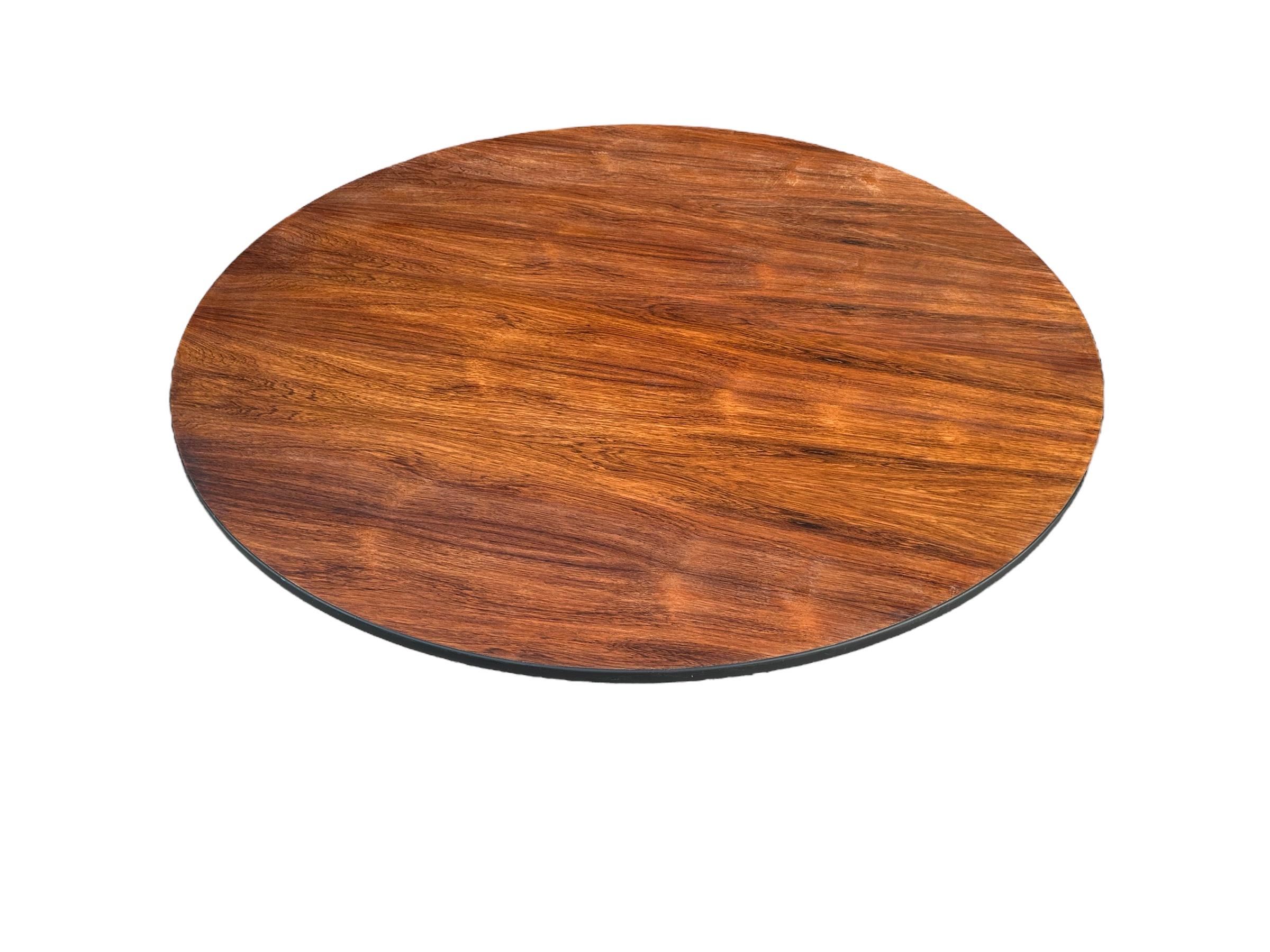 Grande table de salle à manger circulaire en bois de rose brésilien Herman Miller Eames en vente 1