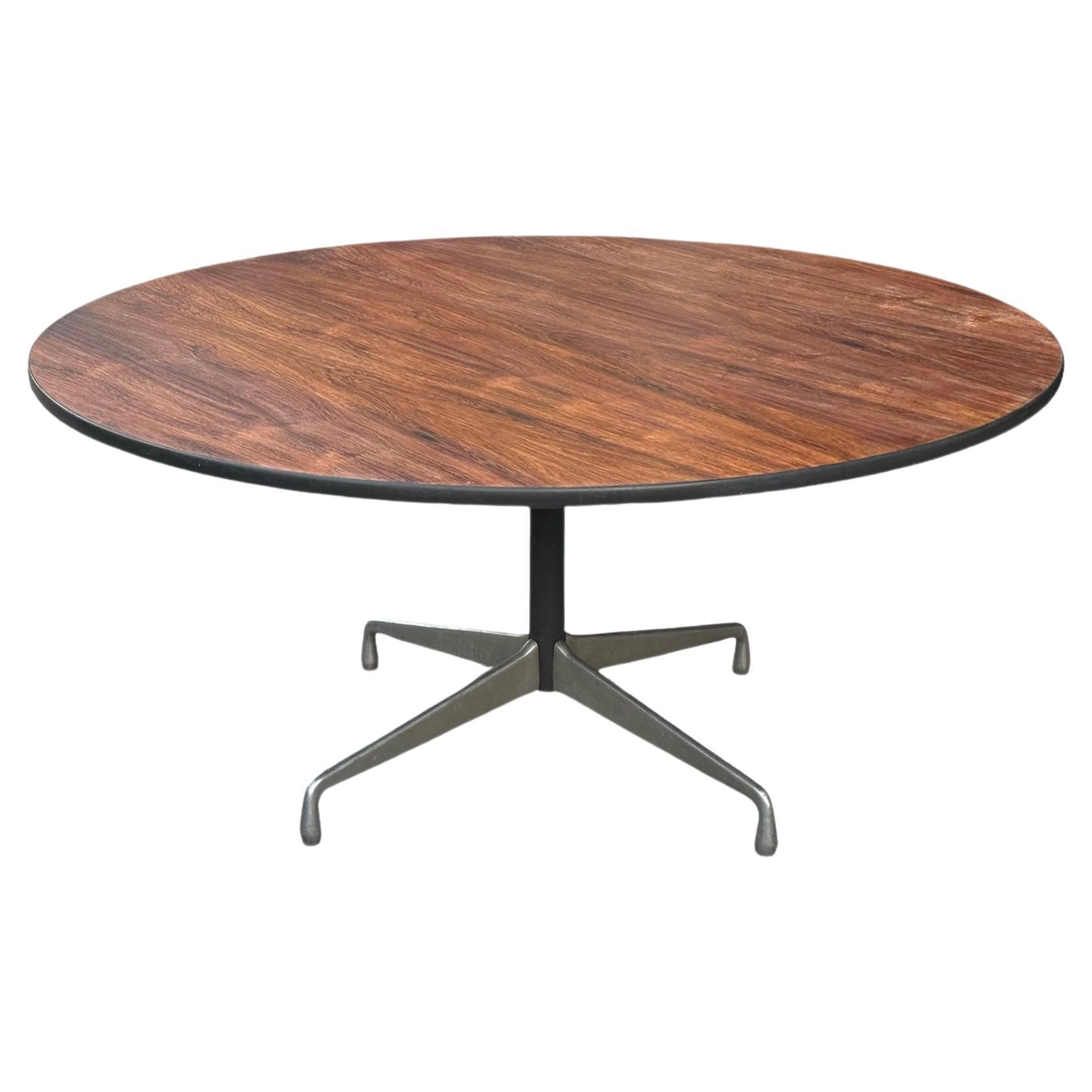 Grande table de salle à manger circulaire en bois de rose brésilien Herman Miller Eames