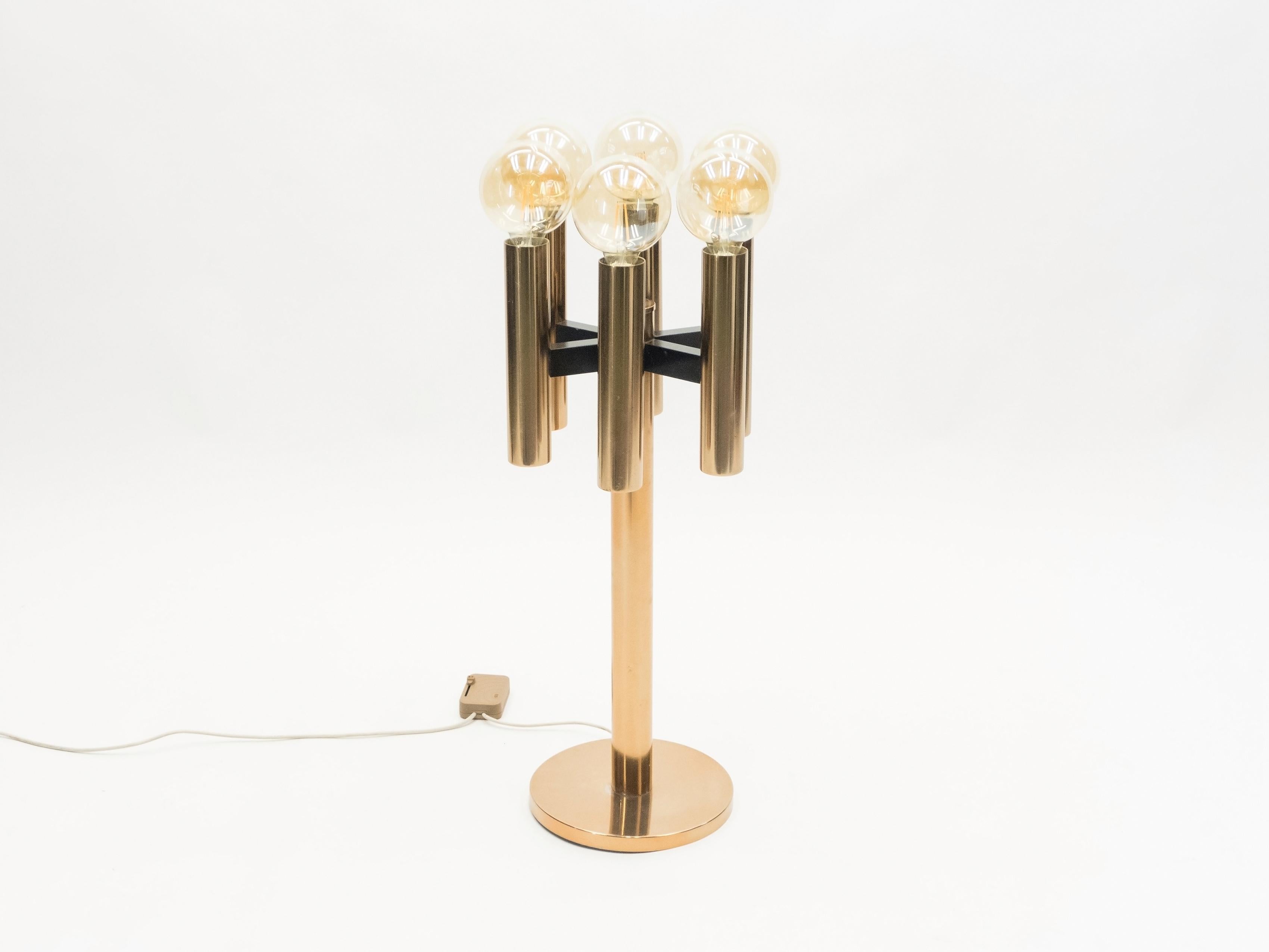 Style scandinave branché et fabrication de haute qualité pour cette lampe de table danoise du milieu du siècle par Johannes Hammerborg pour Fog & Mørup. Cette lampe en cuivre à six lumières a été fabriquée au Danemark dans les années 1960, et peut