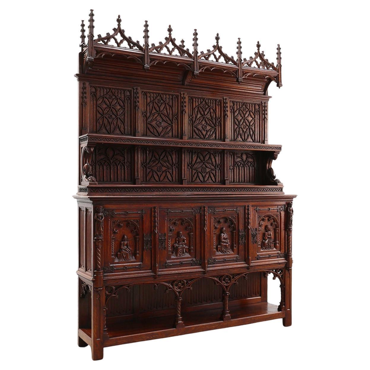 Belgien / 19. Jahrhundert / Schrank / Eiche / Neogotik / Antik 

Flamboyanter Schrank im gotischen Stil mit 4 Türen, handgefertigt in Belgien. Wir fanden dieses außergewöhnliche Stück im belgischen Schloss Vichte, das seit dem 12. Jahrhundert
