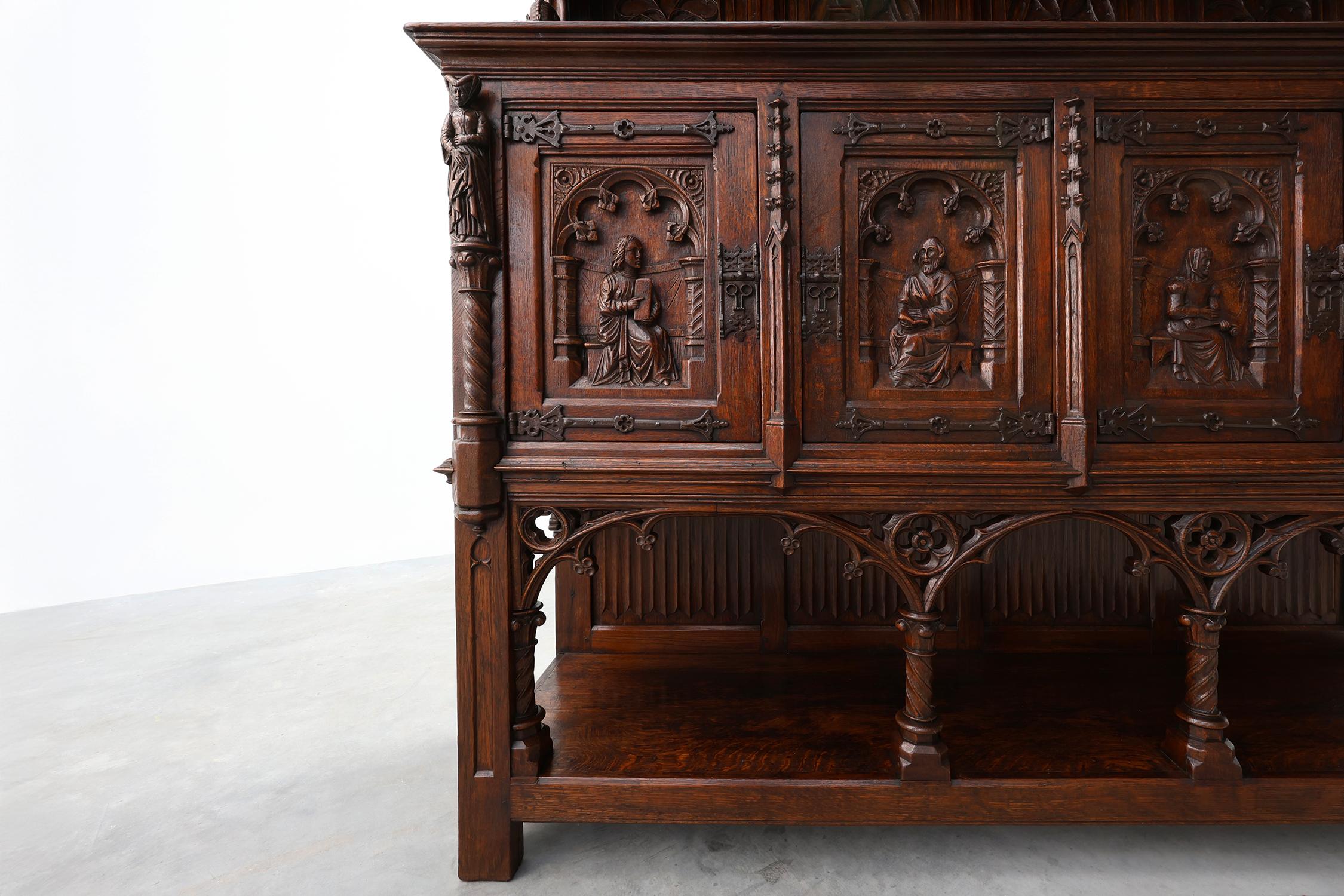 Seltener großer handgeschnitzter neugotischer Schrank aus Eiche aus dem frühen 19. (Handgeschnitzt) im Angebot