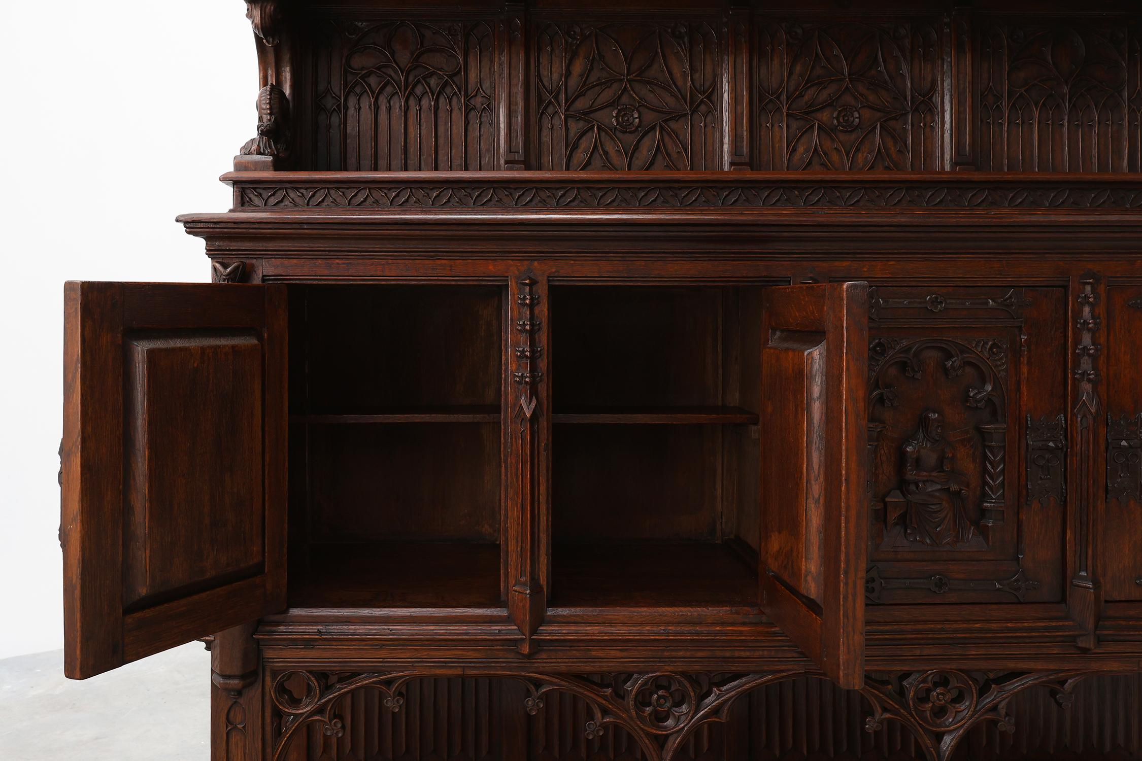Seltener großer handgeschnitzter neugotischer Schrank aus Eiche aus dem frühen 19. im Angebot 1