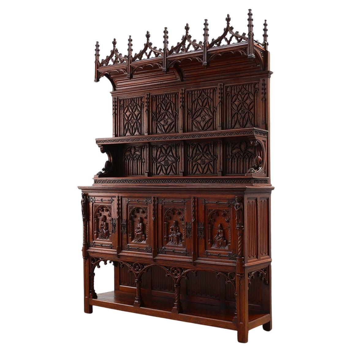 Seltener großer handgeschnitzter neugotischer Schrank aus Eiche aus dem frühen 19. im Angebot