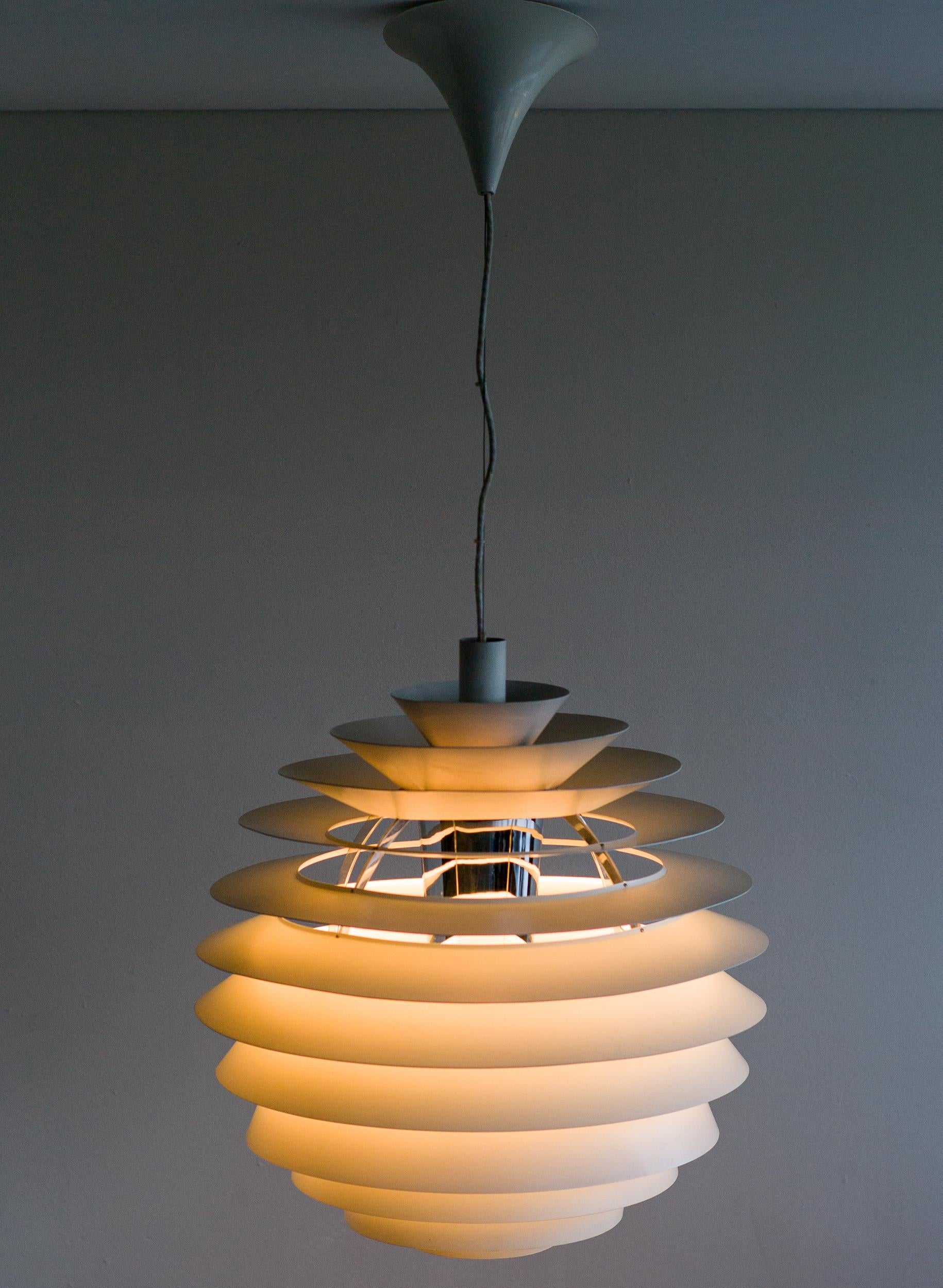 Seltene große frühe Poul Henningsen-Louvre-Anhänger von Louis Poulsen, 1962 im Zustand „Gut“ im Angebot in Dronten, NL
