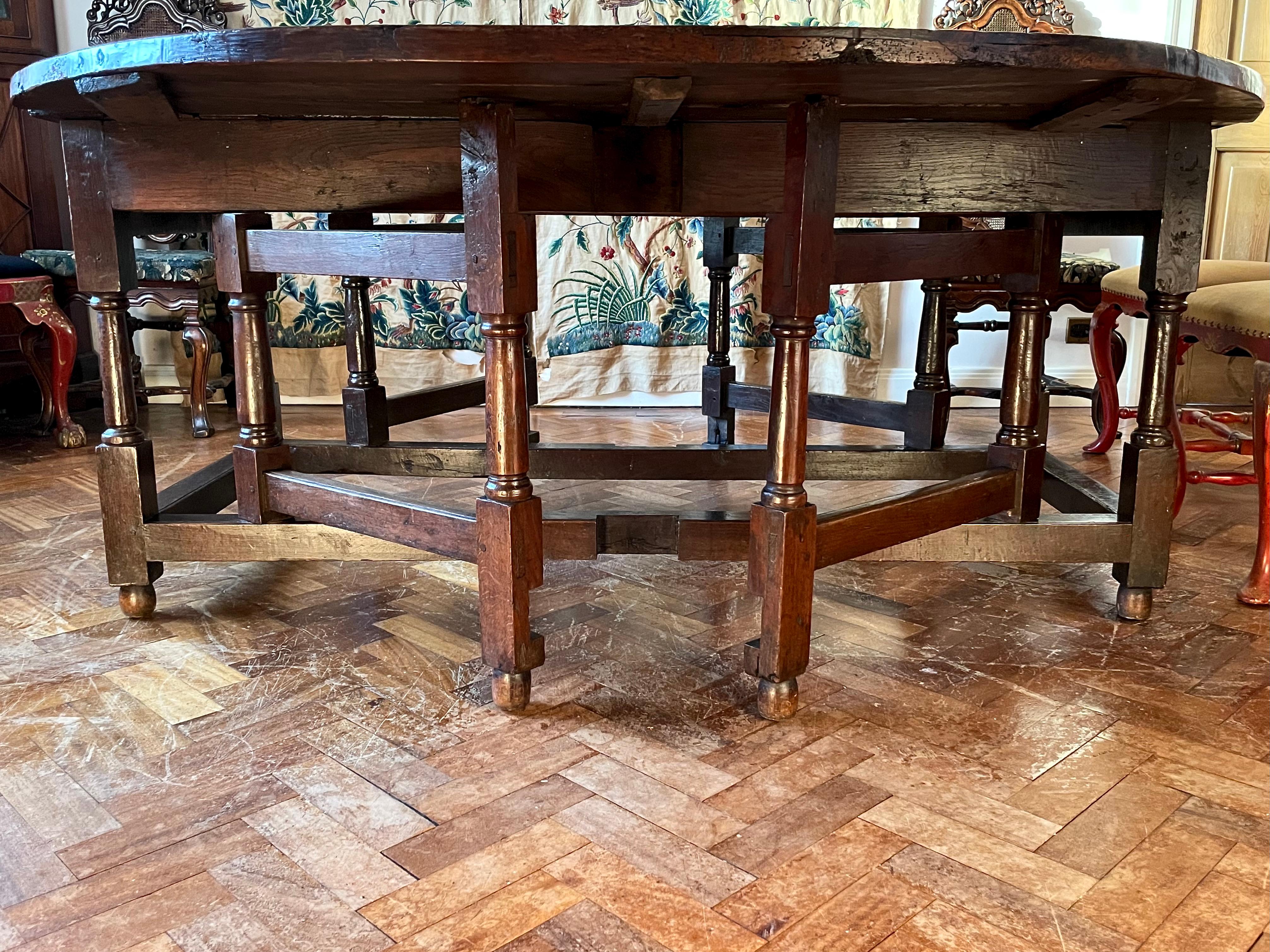 Rare Large English 17th Century Walnut Gateleg Table In Good Condition In Lymington, GB