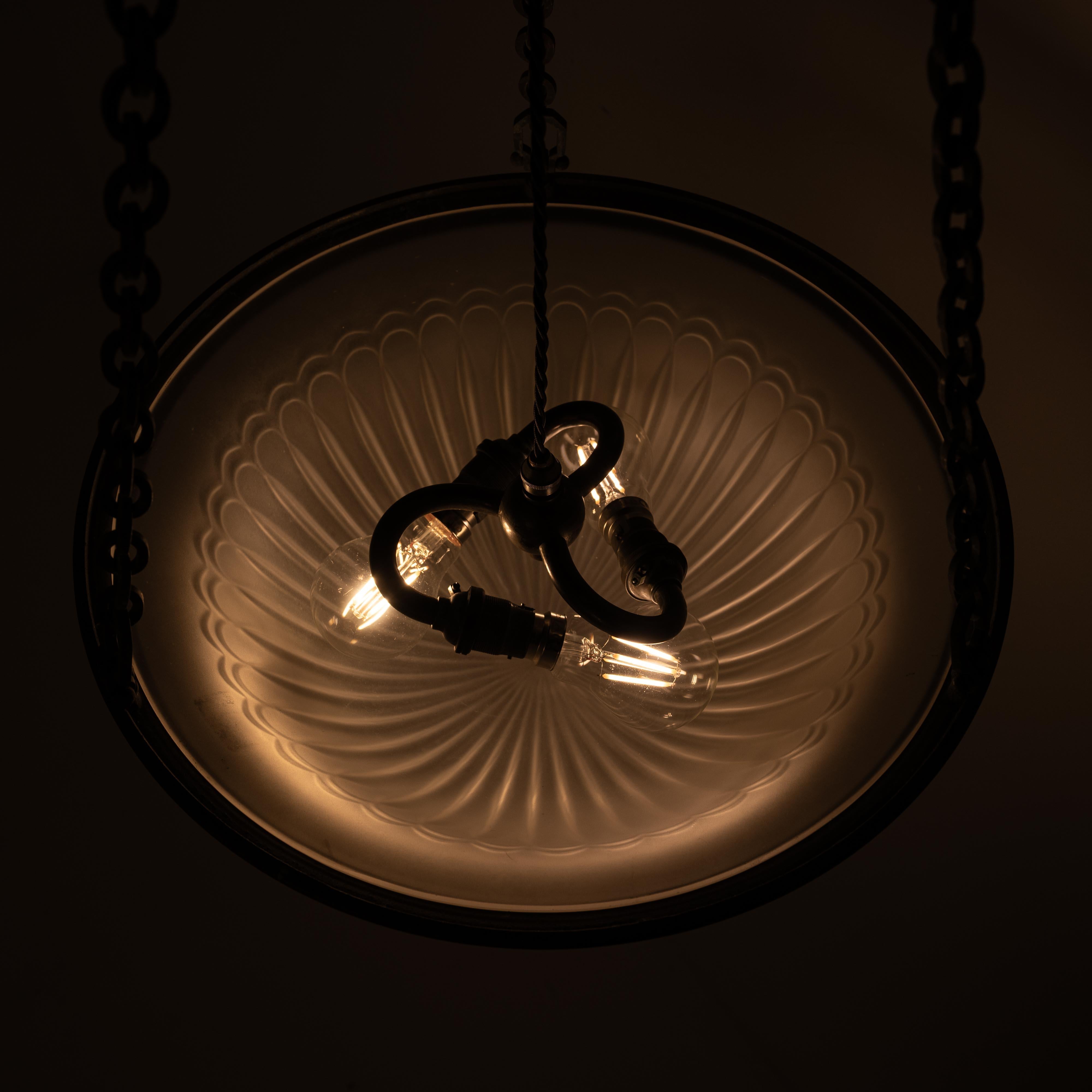 Raro Plafonnier F&C Osler di grandi dimensioni in vetro satinato, con montatura originale in bronzo fuso. in vendita 2