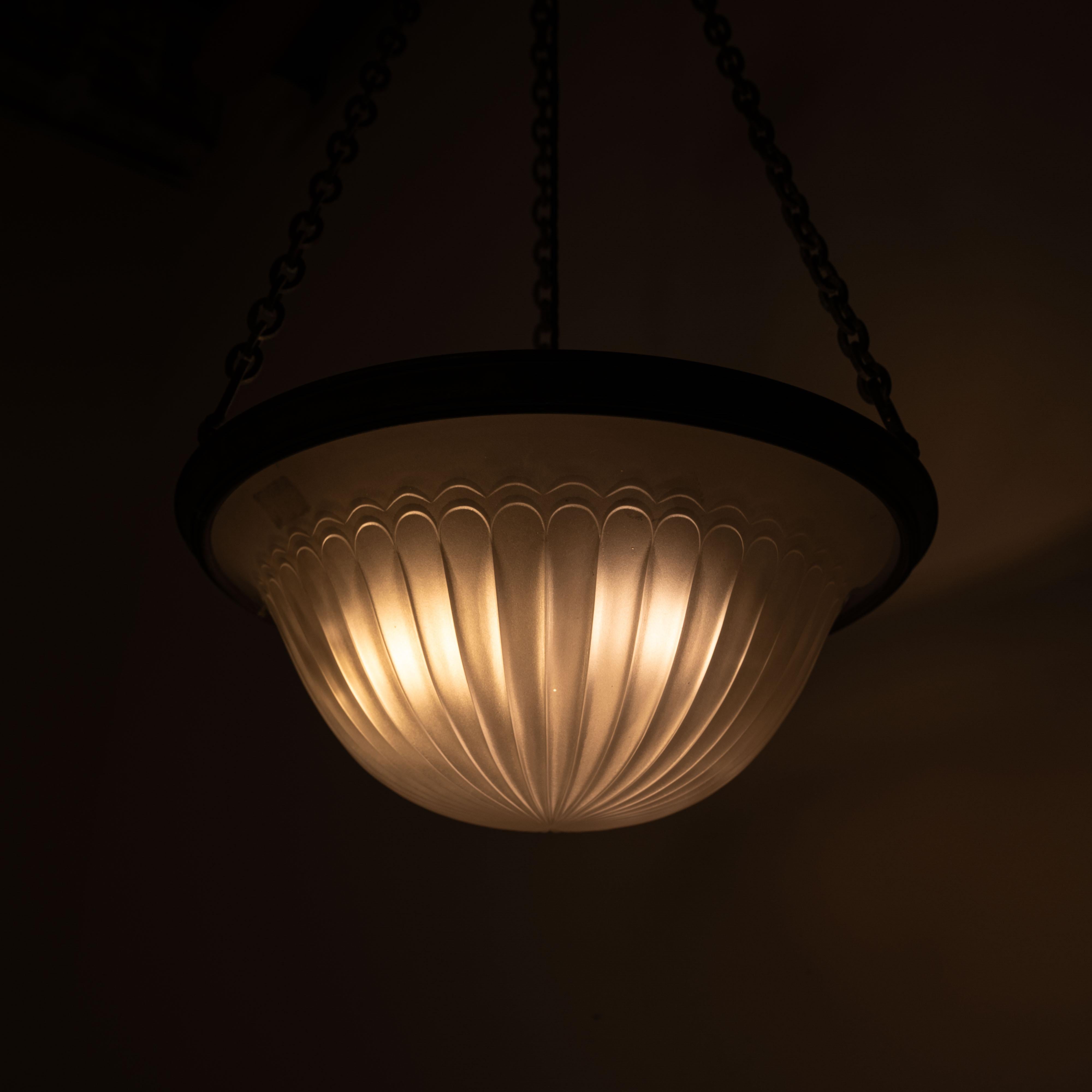 Raro Plafonnier F&C Osler di grandi dimensioni in vetro satinato, con montatura originale in bronzo fuso. in vendita 4