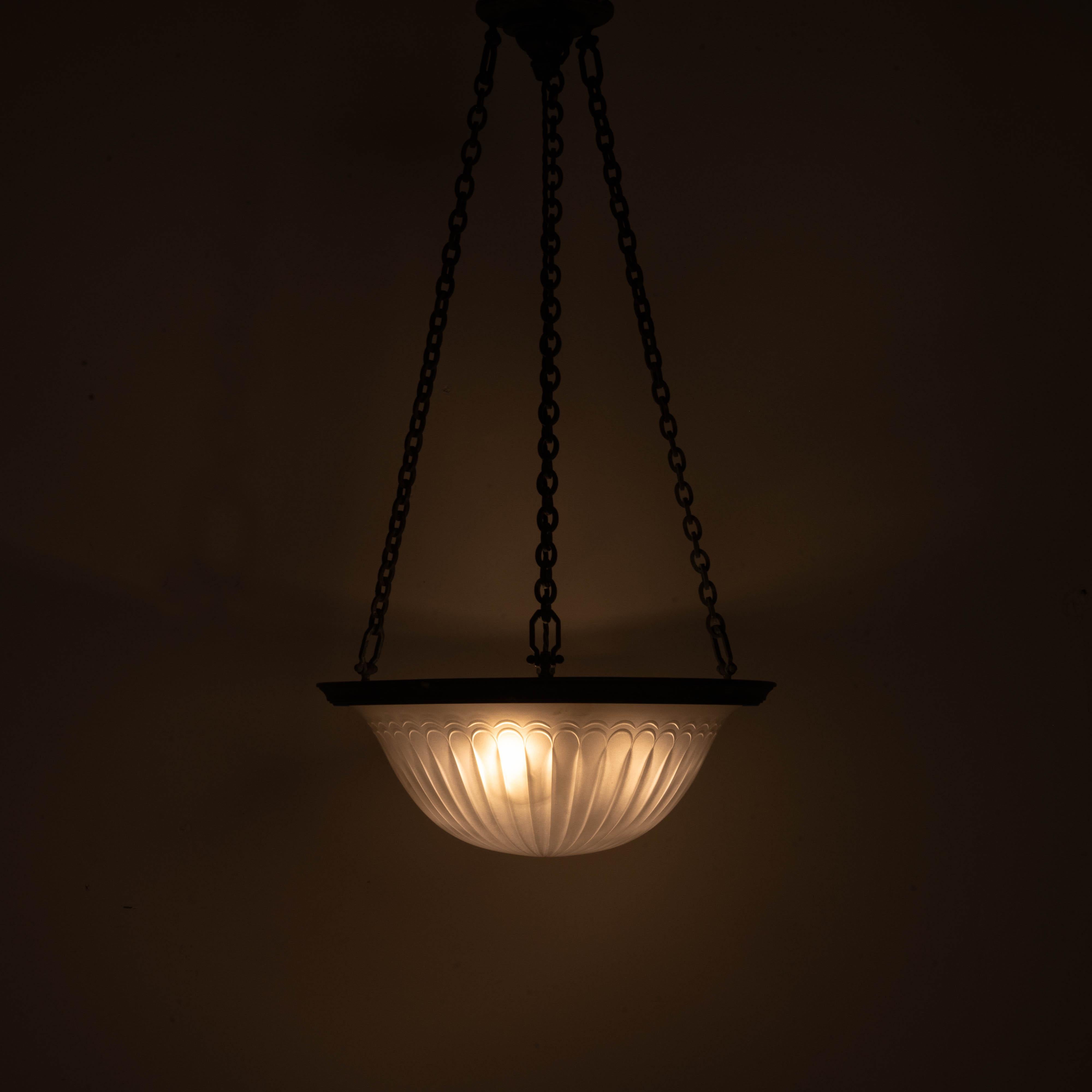 Raro Plafonnier F&C Osler di grandi dimensioni in vetro satinato, con montatura originale in bronzo fuso. in vendita 5