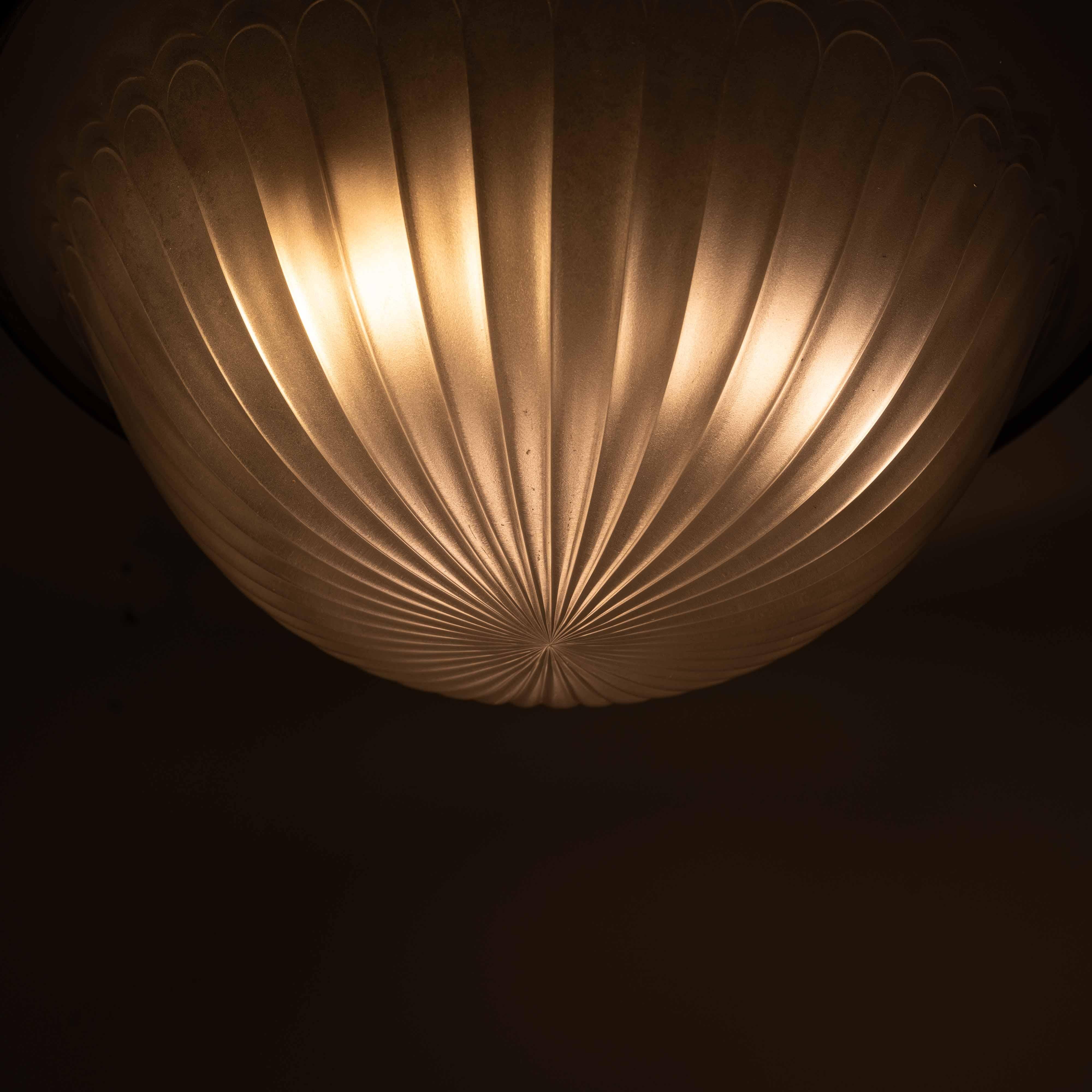 Raro Plafonnier F&C Osler di grandi dimensioni in vetro satinato, con montatura originale in bronzo fuso. in vendita 11