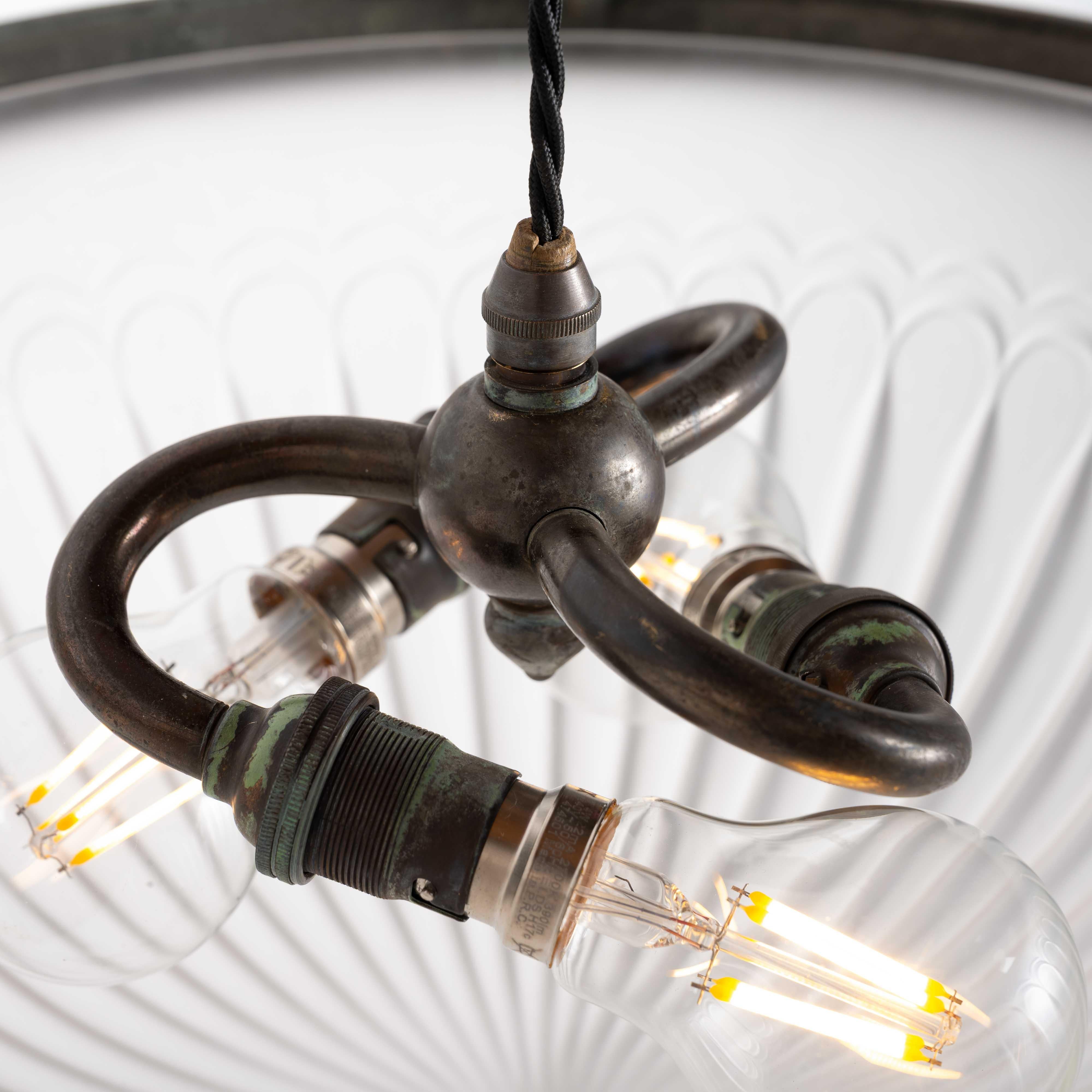 Britannico Raro Plafonnier F&C Osler di grandi dimensioni in vetro satinato, con montatura originale in bronzo fuso. in vendita