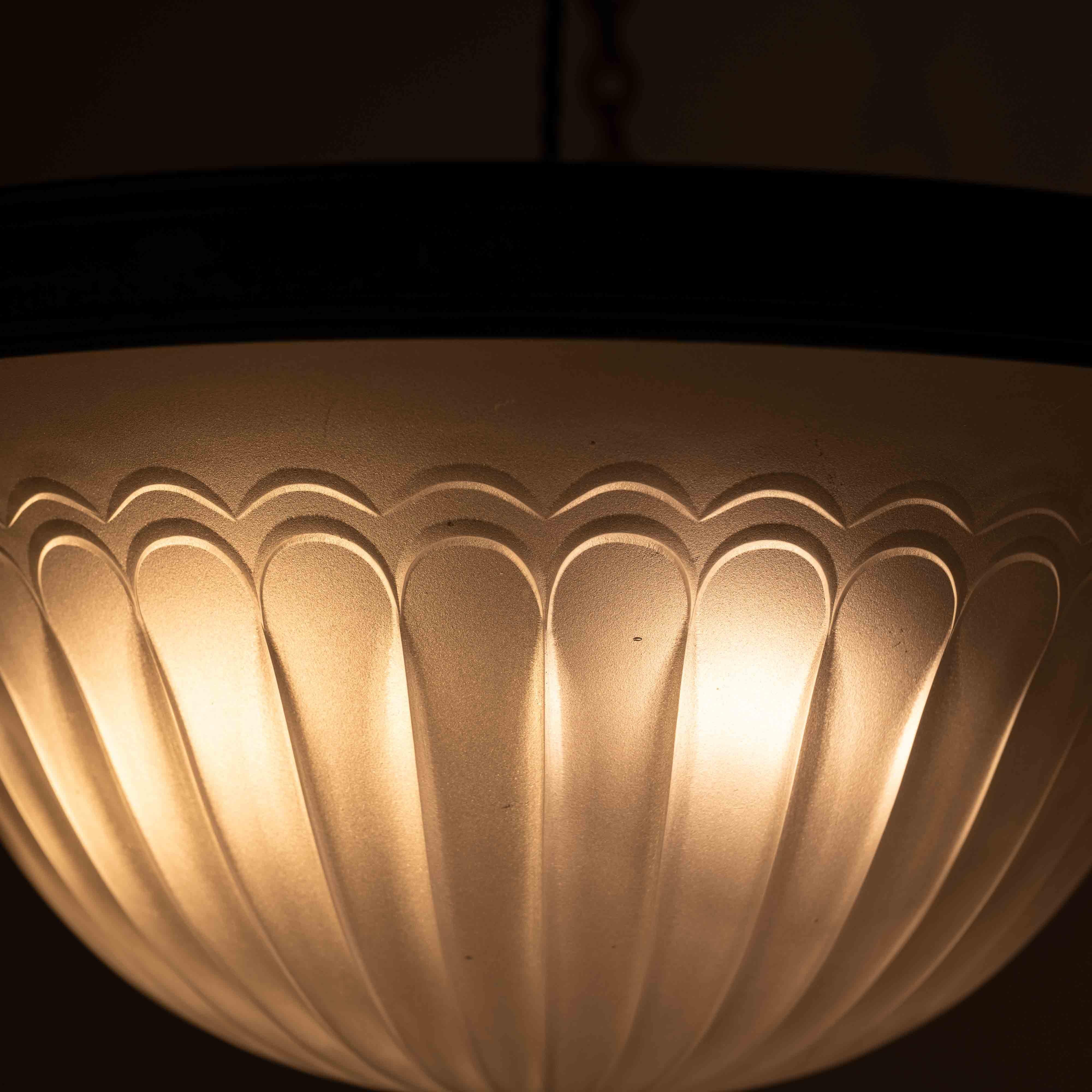 Bronzo Raro Plafonnier F&C Osler di grandi dimensioni in vetro satinato, con montatura originale in bronzo fuso. in vendita