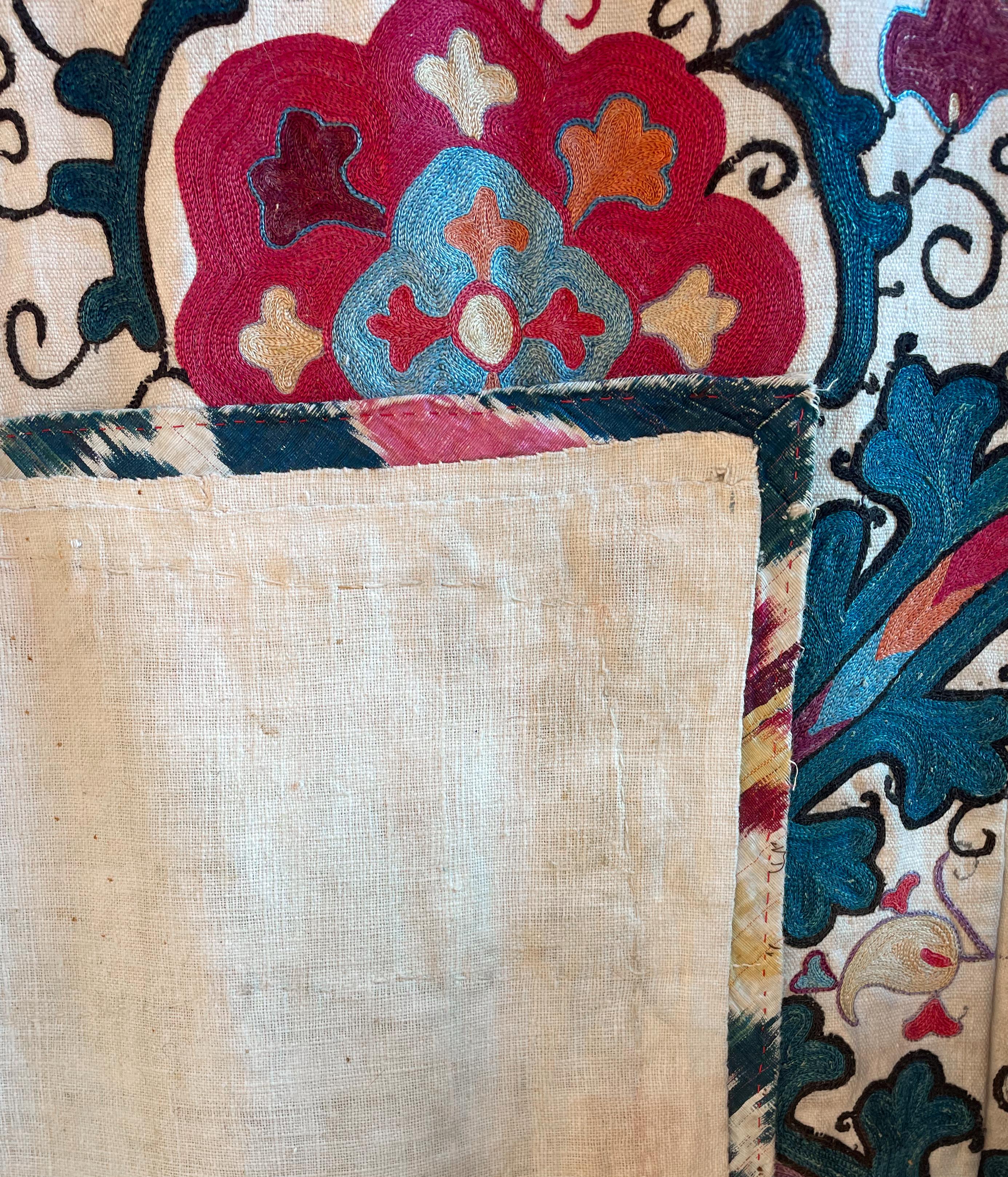 Uzbeko Raro ricamo antico in seta Suzani di grande formato, XIX sec. in vendita
