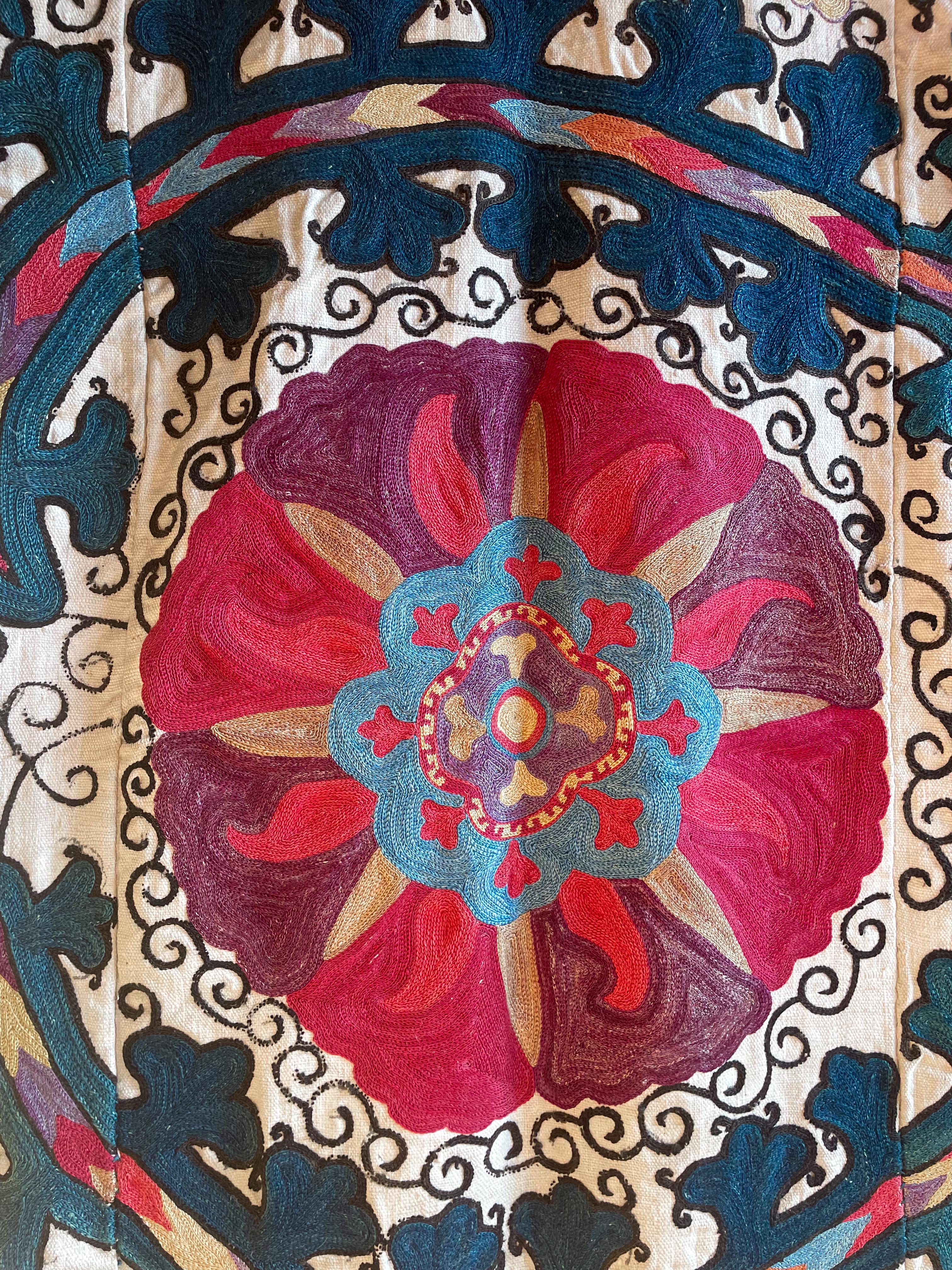 Ricamato Raro ricamo antico in seta Suzani di grande formato, XIX sec. in vendita