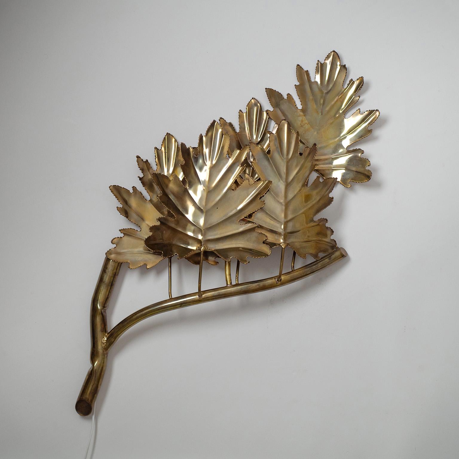 Unique French oversize wall light from the 1970-1980s, quite possibly by Jacques Duval-Brasseur. Very sculptural piece in the shape of a stylized maple branch with leaves. One brass E27 socket with new wiring.
Measures: height 90cm (35.5?), width