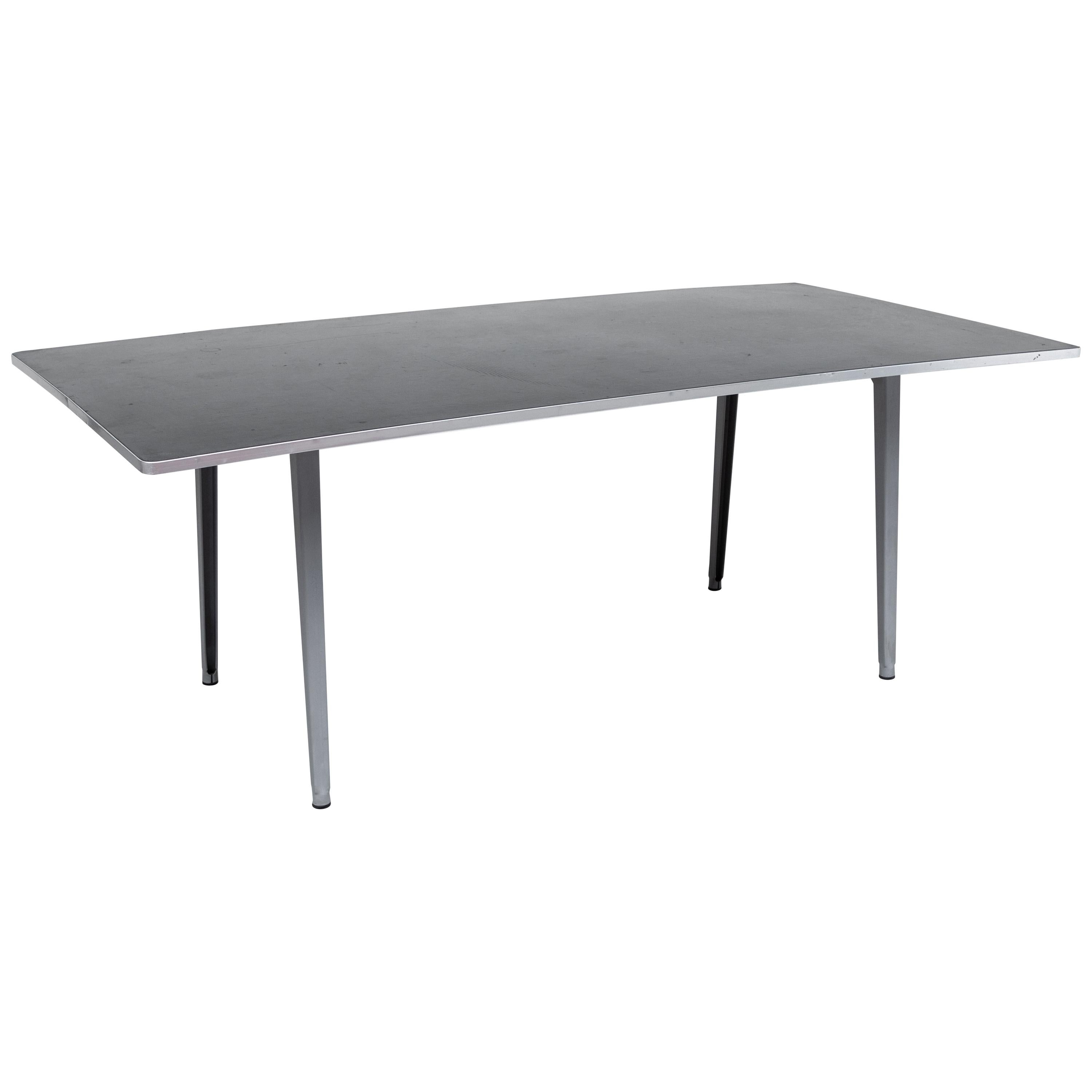 Rare grande table "Reform" de Friso Kramer avec plateau en linoléum noir et pieds gris