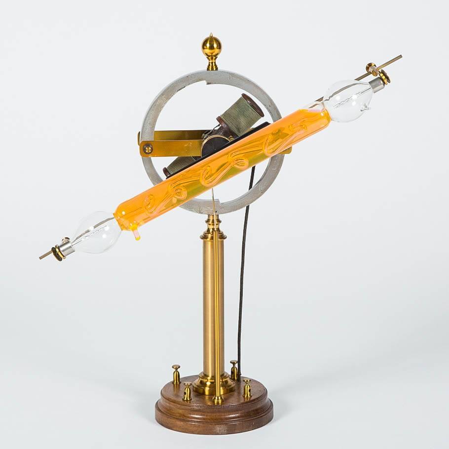 Rare grand tube Geissler avec un moteur électrique rotatif:: vers 1900 3