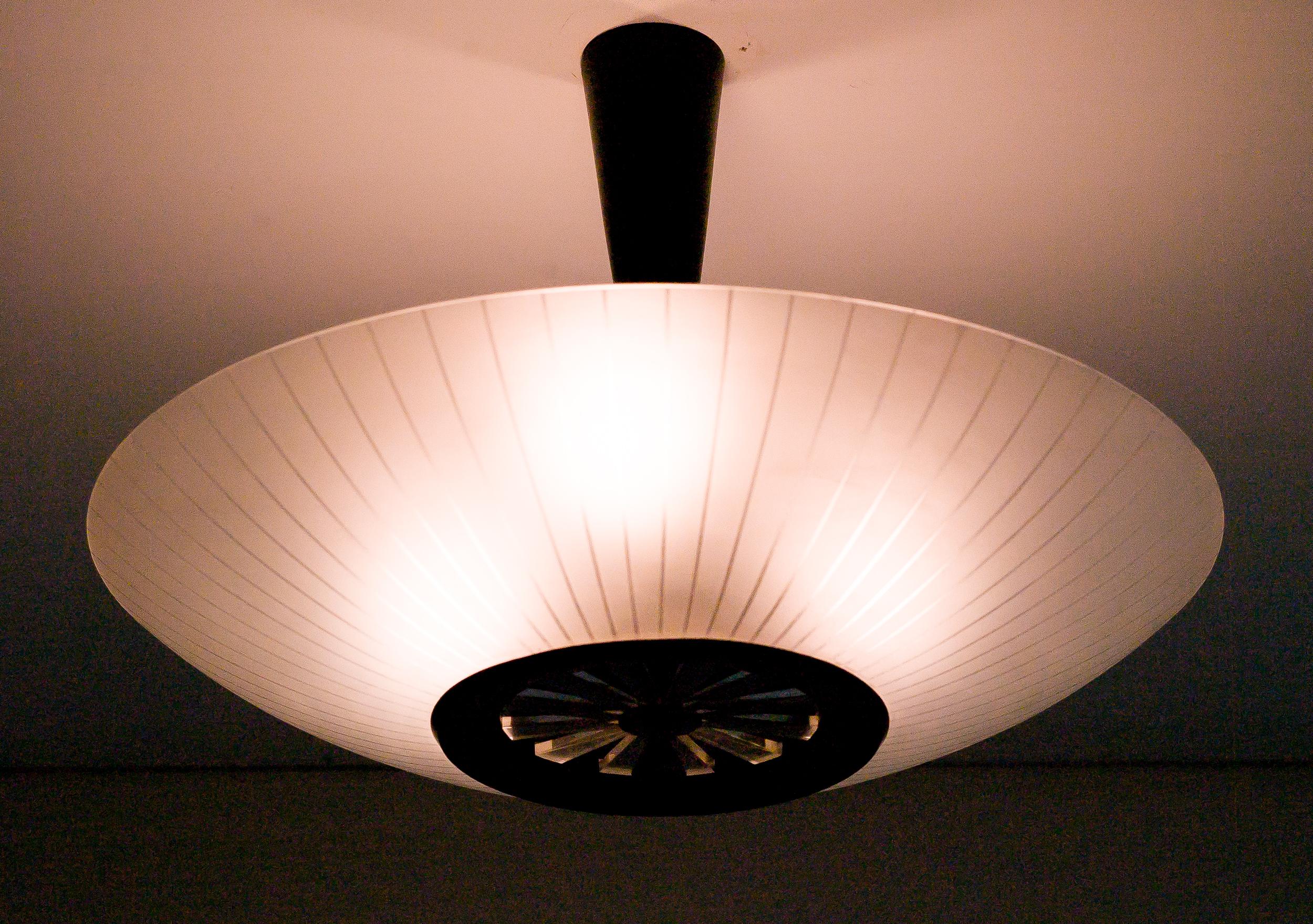 Esempio di design moderno di metà secolo, questo grande pendente in vetro del celebre designer olandese Louis Kalff per Philips è sinonimo di eleganza, maestria e raffinatezza senza tempo. Rinomato per il suo lavoro pionieristico con la luce, Kalff