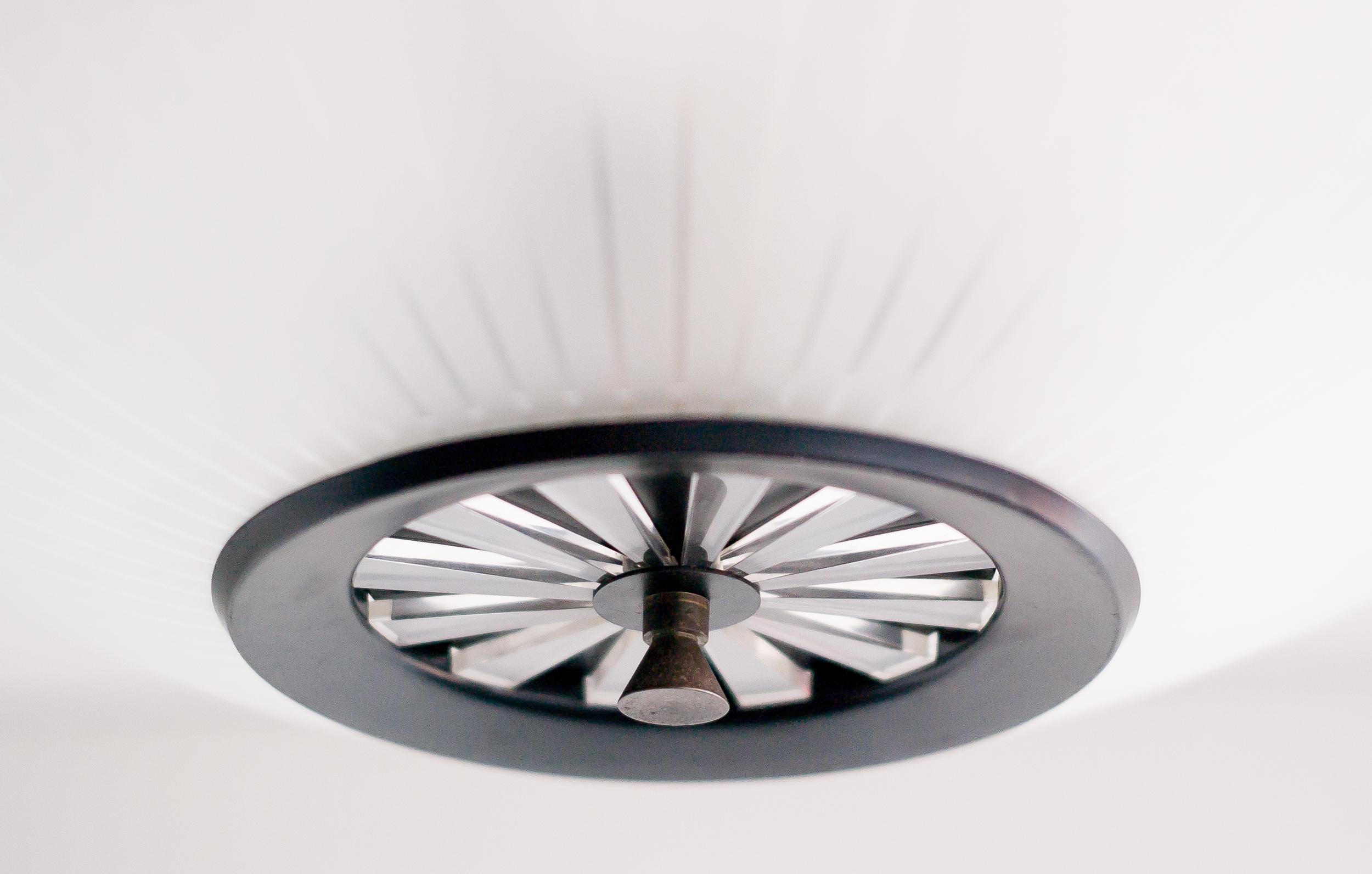 Mid-Century moderno Raro grande ciondolo in vetro di Louis Kalff per Philips, icona della modernità di metà secolo in vendita
