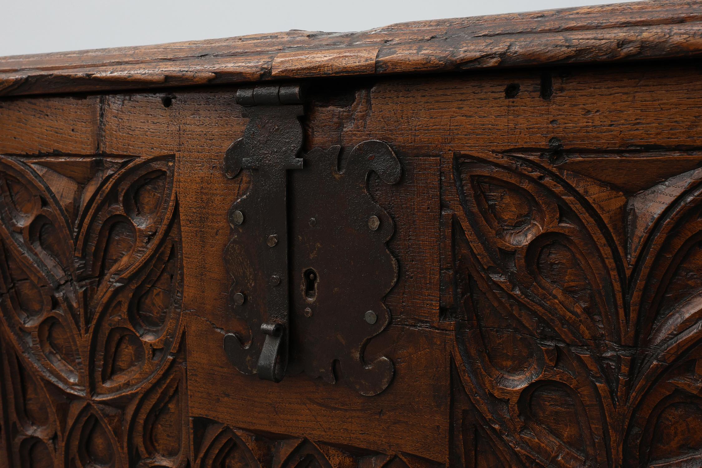 Seltene große gotische Truhe aus massiver Eiche, 16. Jahrhundert, Frankreich, geschnitzt im Angebot 3