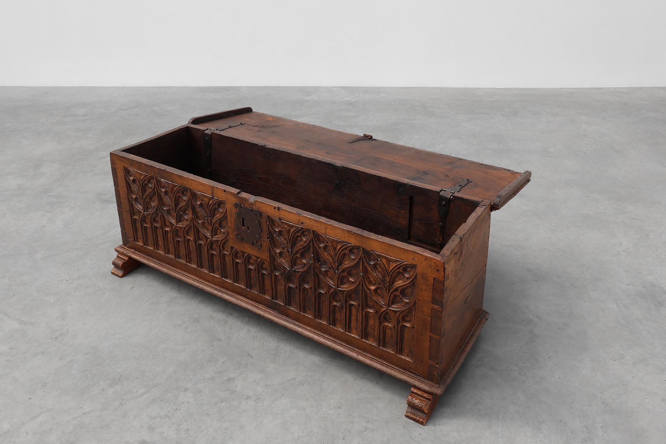 Seltene große gotische Truhe aus massiver Eiche, 16. Jahrhundert, Frankreich, geschnitzt im Angebot 5