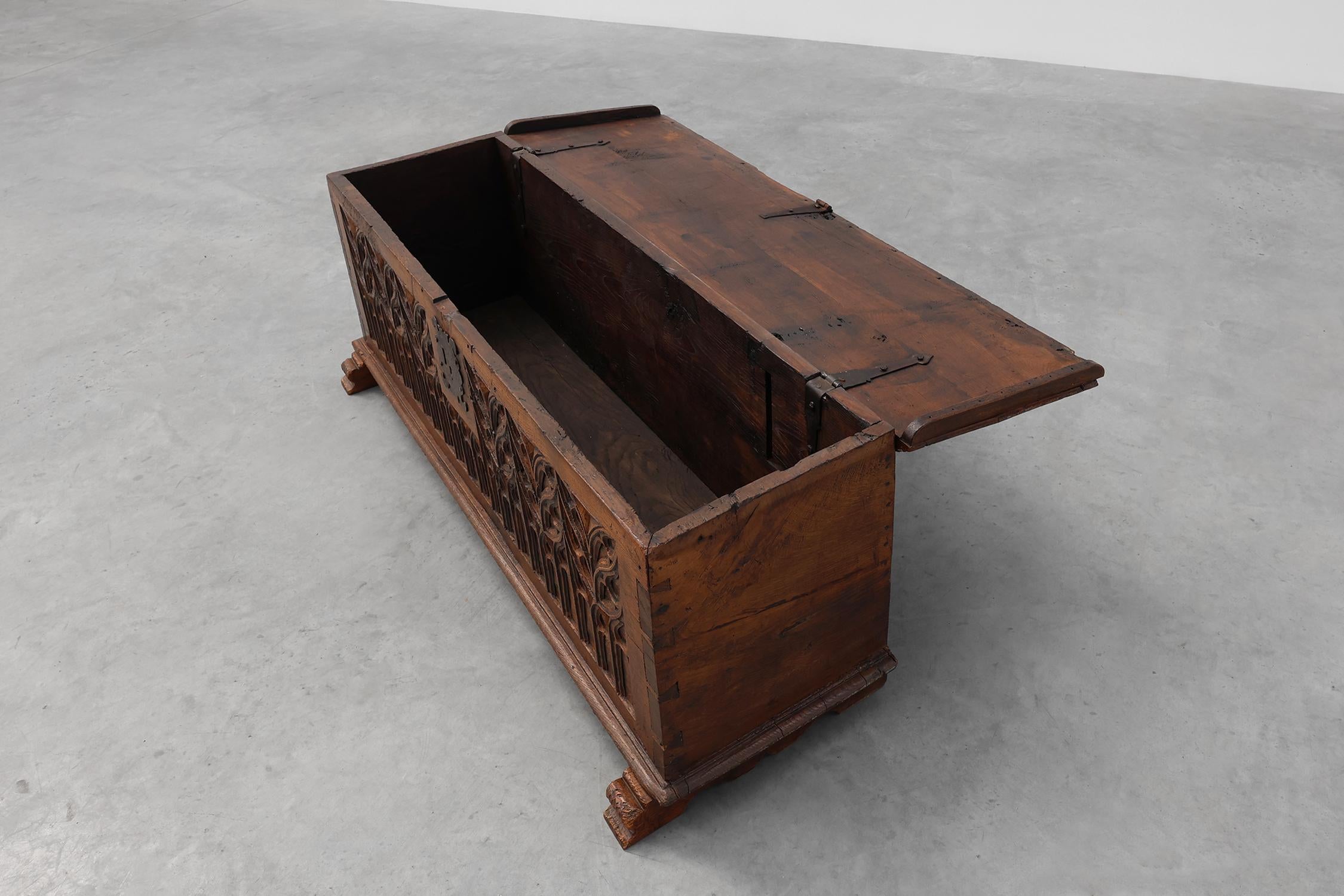 Seltene große gotische Truhe aus massiver Eiche, 16. Jahrhundert, Frankreich, geschnitzt im Angebot 6