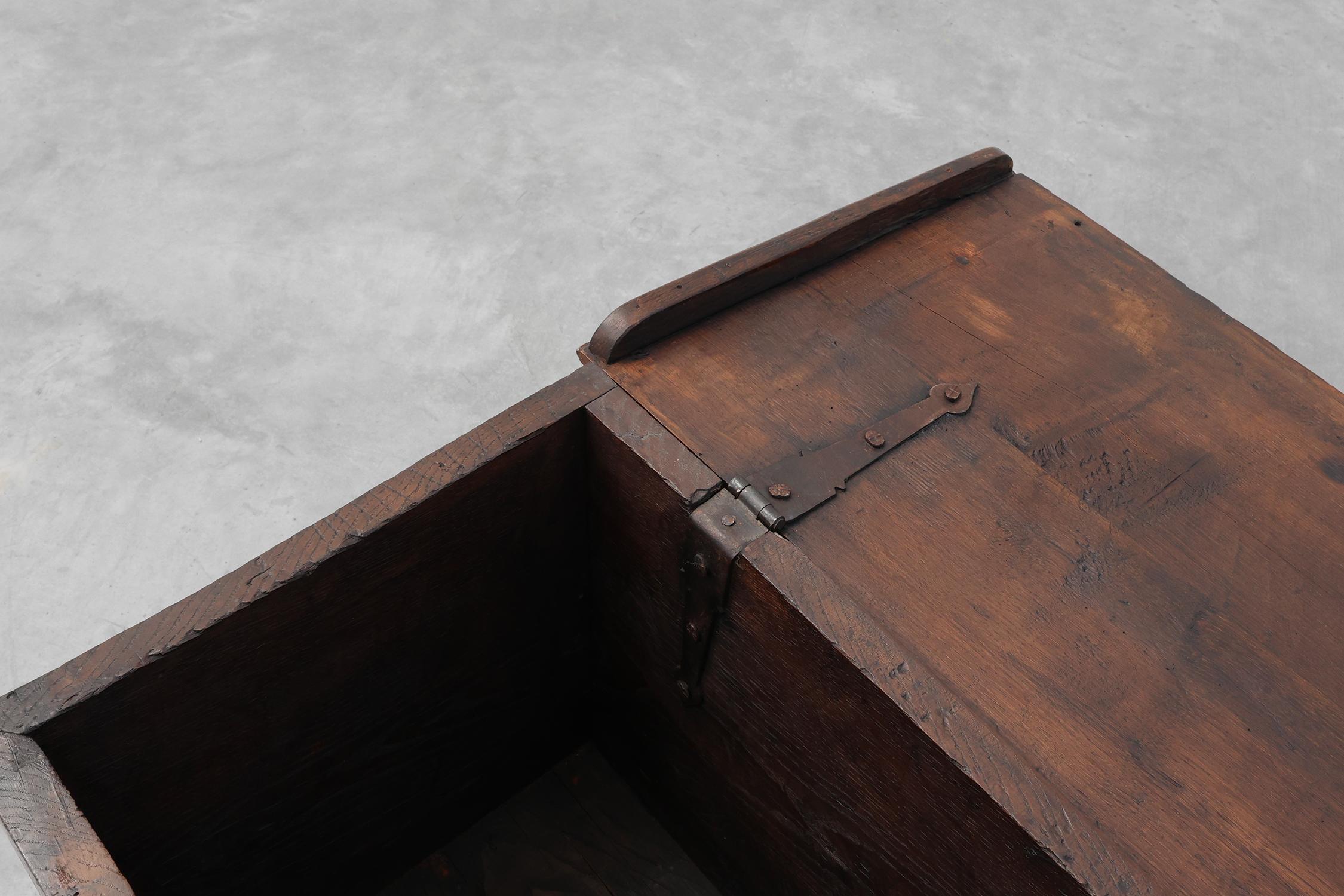 Seltene große gotische Truhe aus massiver Eiche, 16. Jahrhundert, Frankreich, geschnitzt im Angebot 7