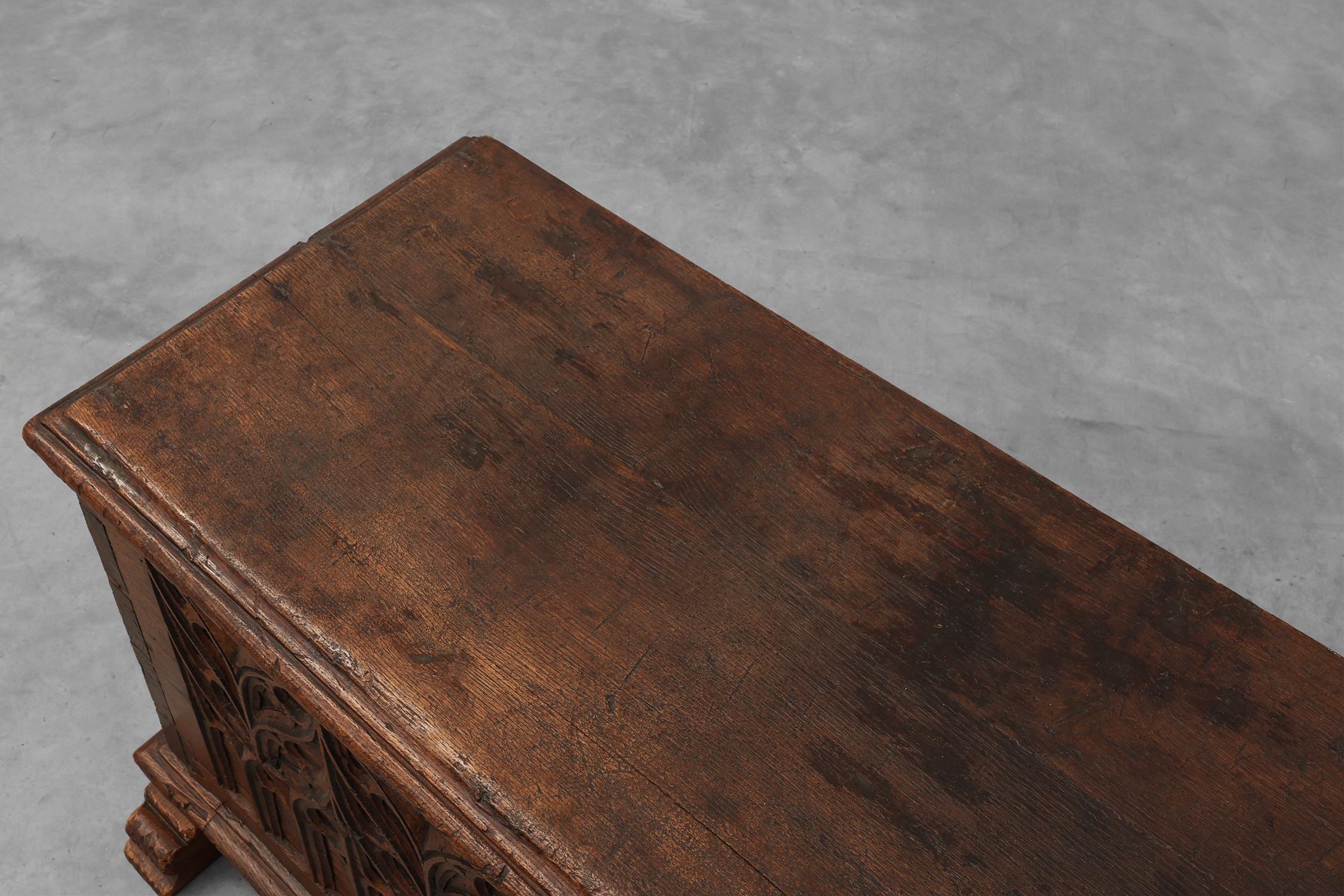 Seltene große gotische Truhe aus massiver Eiche, 16. Jahrhundert, Frankreich, geschnitzt im Angebot 8