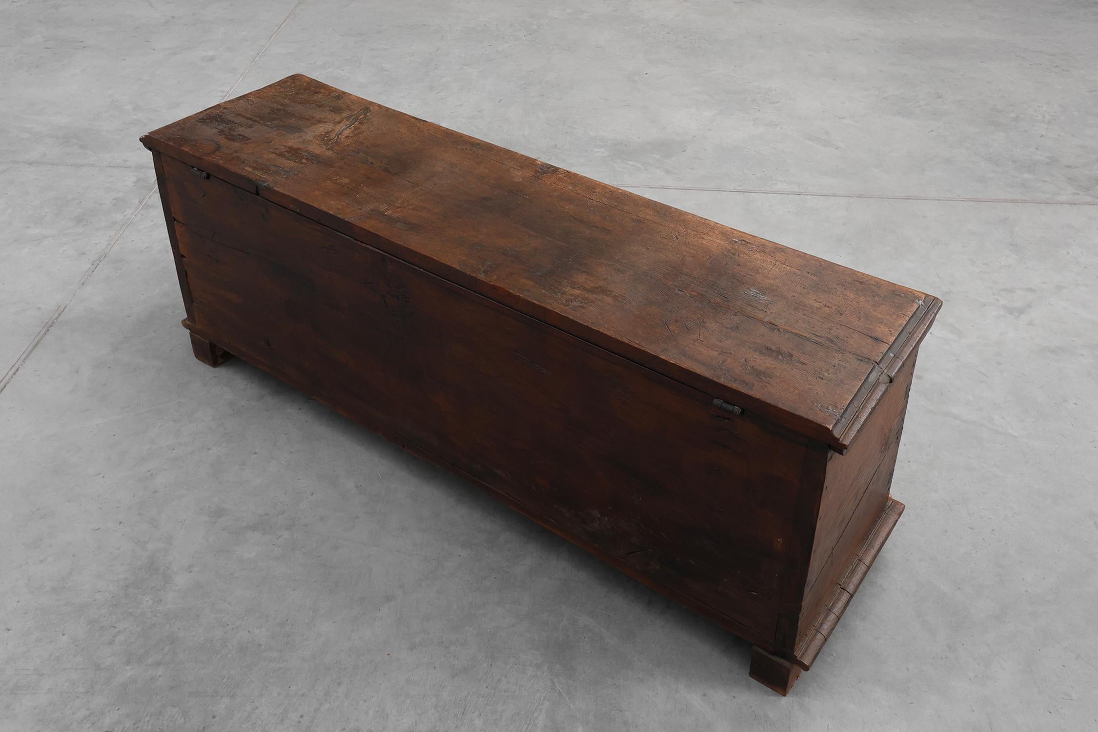 Seltene große gotische Truhe aus massiver Eiche, 16. Jahrhundert, Frankreich, geschnitzt im Angebot 11