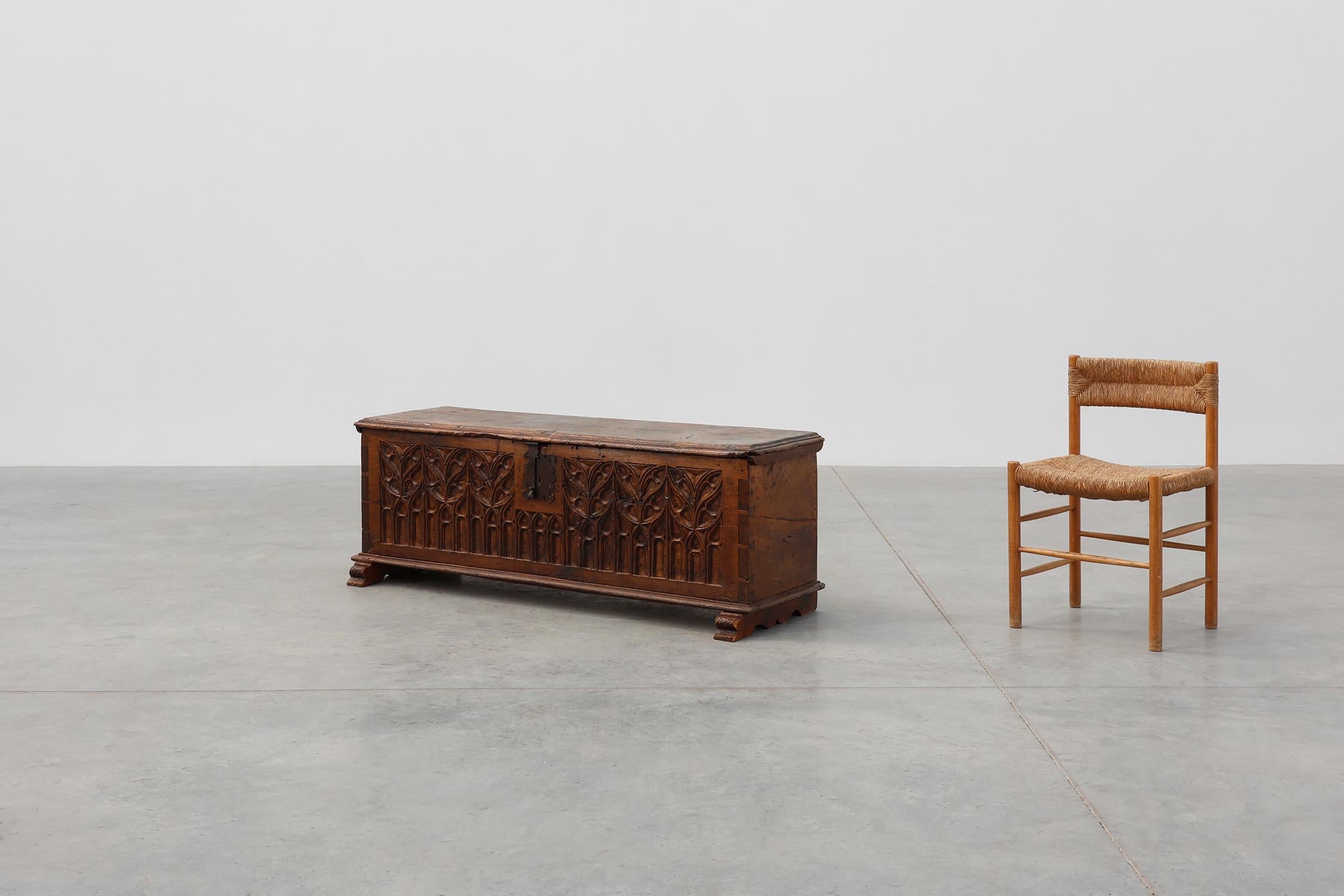 Frankreich / 16. Jahrhundert / Braut- oder Deckentruhe / Eiche / Gotik 

Diese beeindruckende Truhe wurde im 16. Jahrhundert in Frankreich aus massiver Eiche handgeschnitzt. Die Konstruktion ist typisch für sehr frühe europäische Möbel. Die