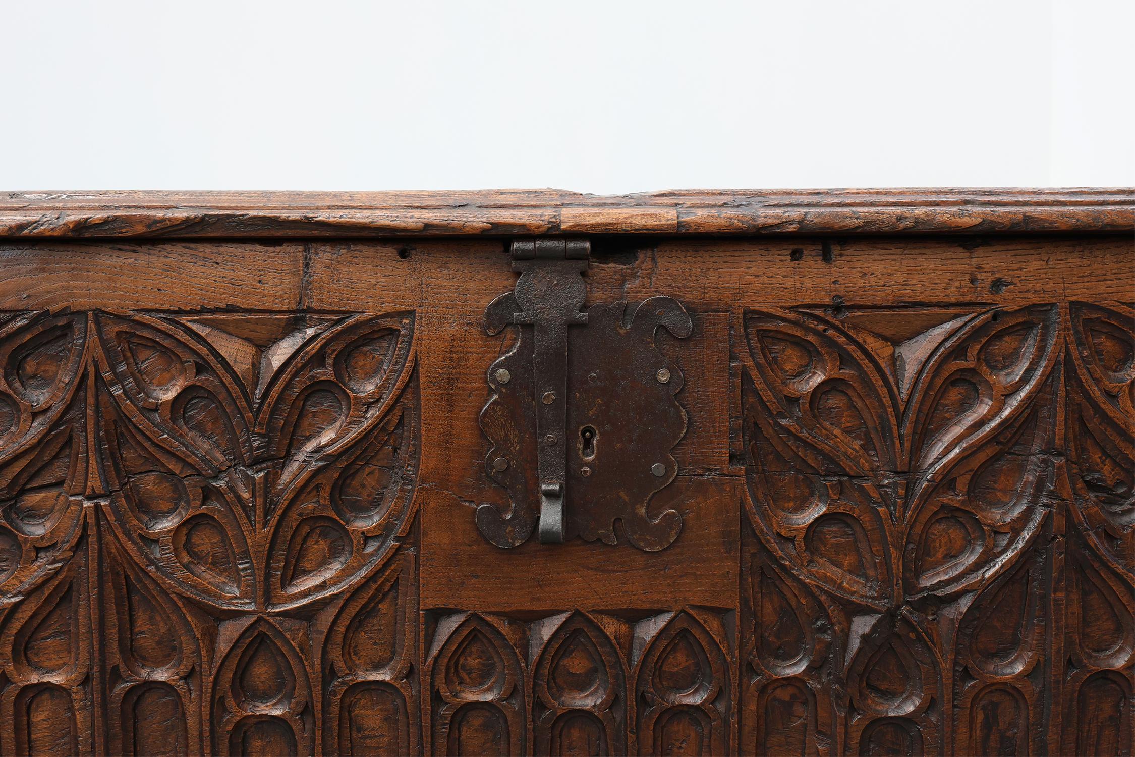 Seltene große gotische Truhe aus massiver Eiche, 16. Jahrhundert, Frankreich, geschnitzt (Handgeschnitzt) im Angebot