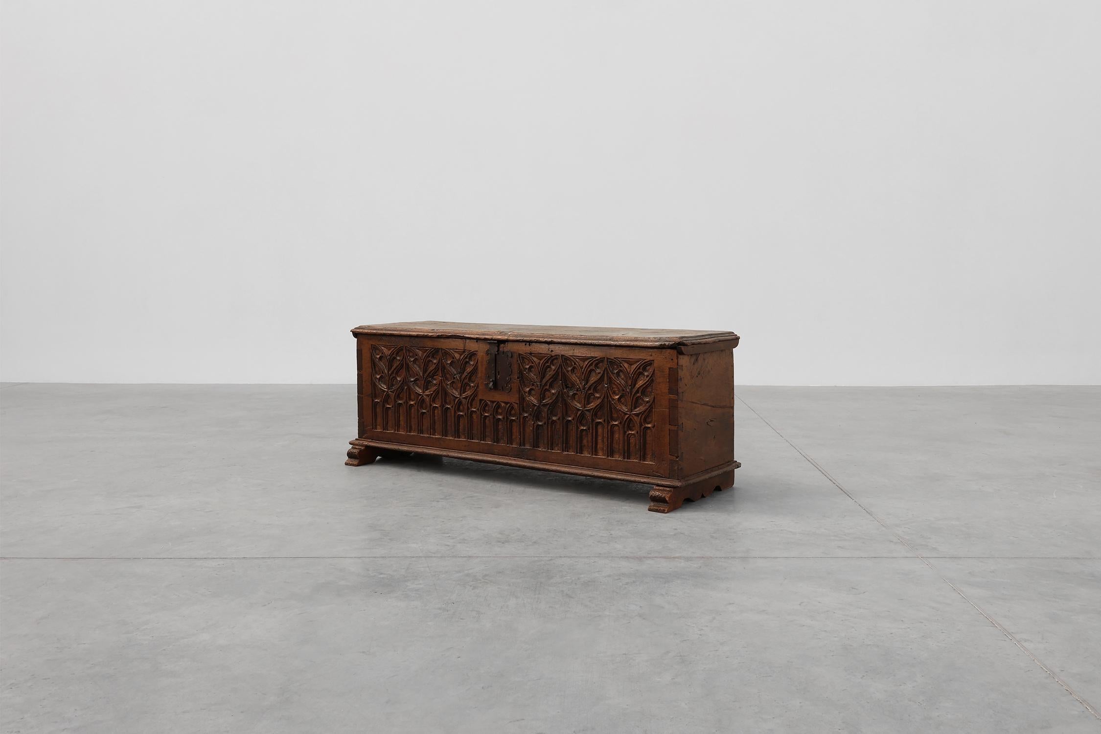 Seltene große gotische Truhe aus massiver Eiche, 16. Jahrhundert, Frankreich, geschnitzt im Zustand „Gut“ im Angebot in Meulebeke, BE