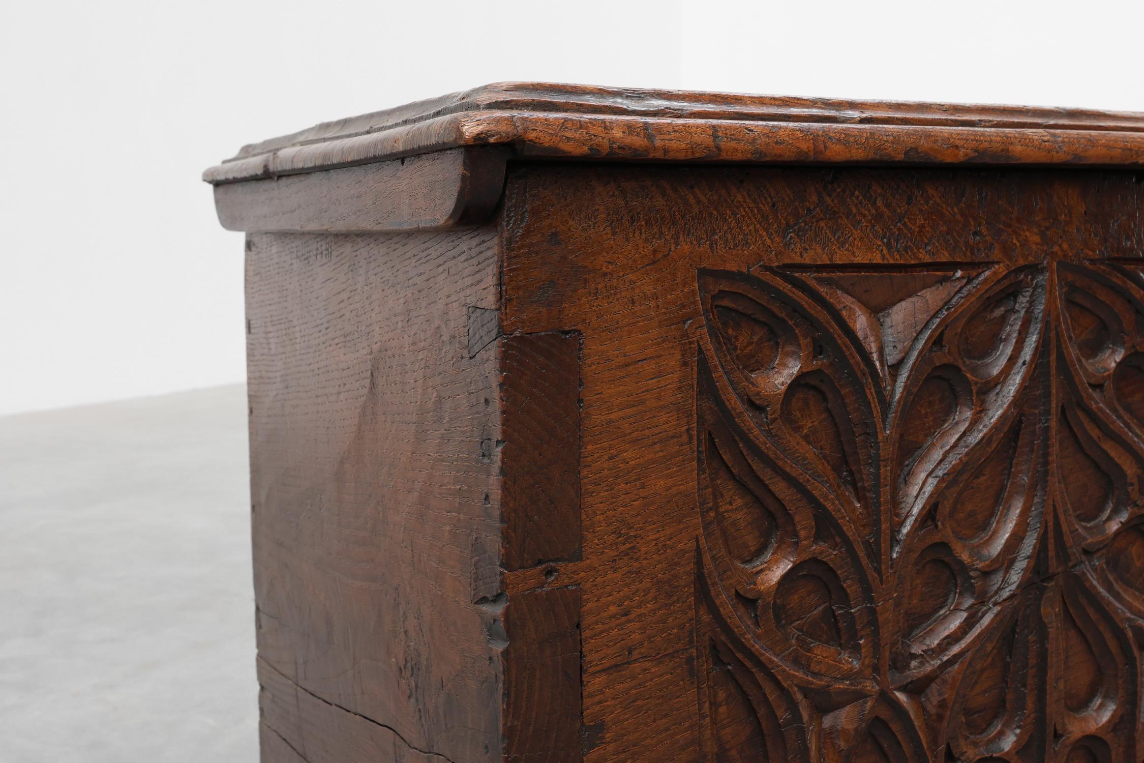 Seltene große gotische Truhe aus massiver Eiche, 16. Jahrhundert, Frankreich, geschnitzt (18. Jahrhundert und früher) im Angebot