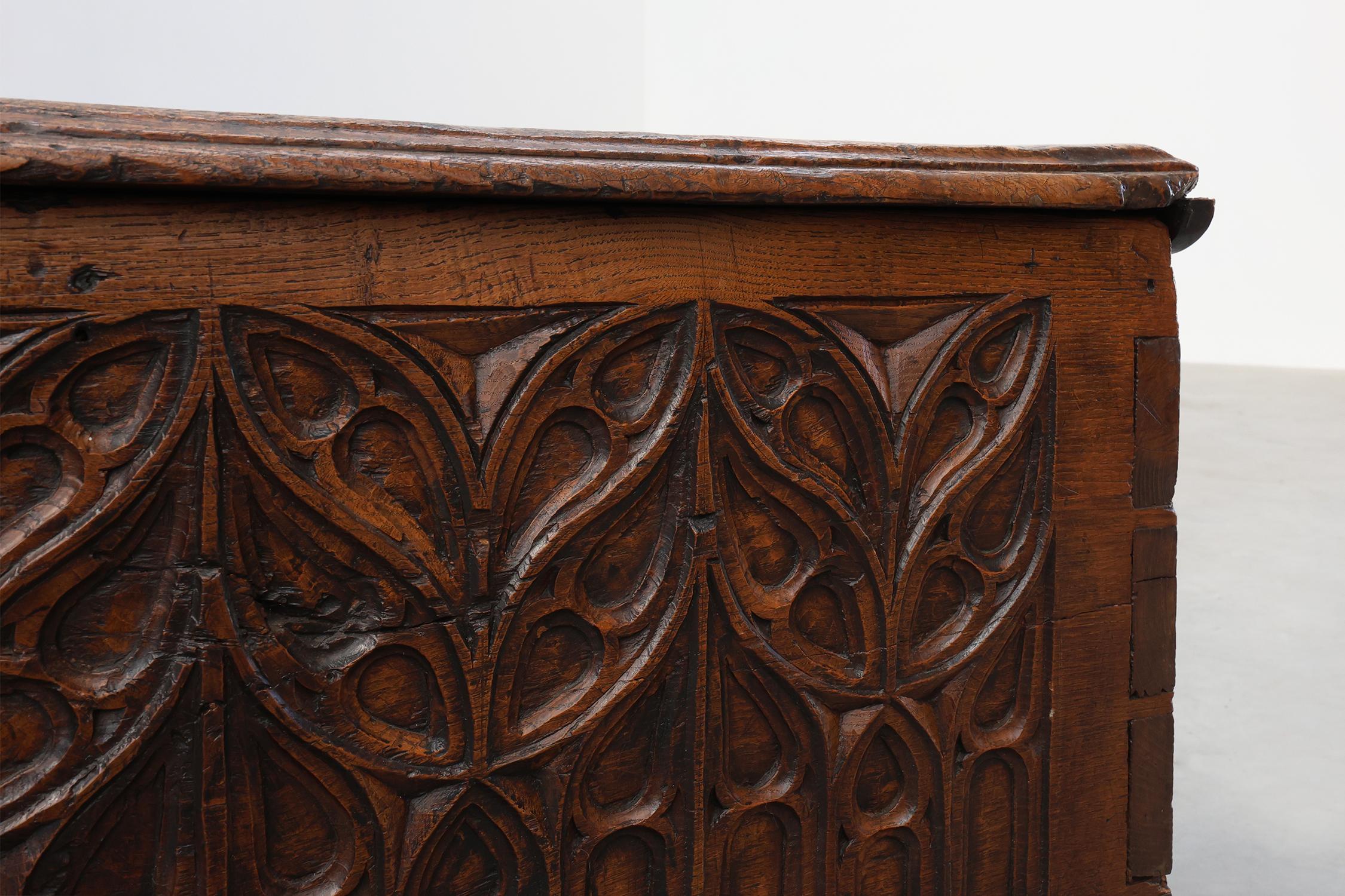 Seltene große gotische Truhe aus massiver Eiche, 16. Jahrhundert, Frankreich, geschnitzt (Eichenholz) im Angebot