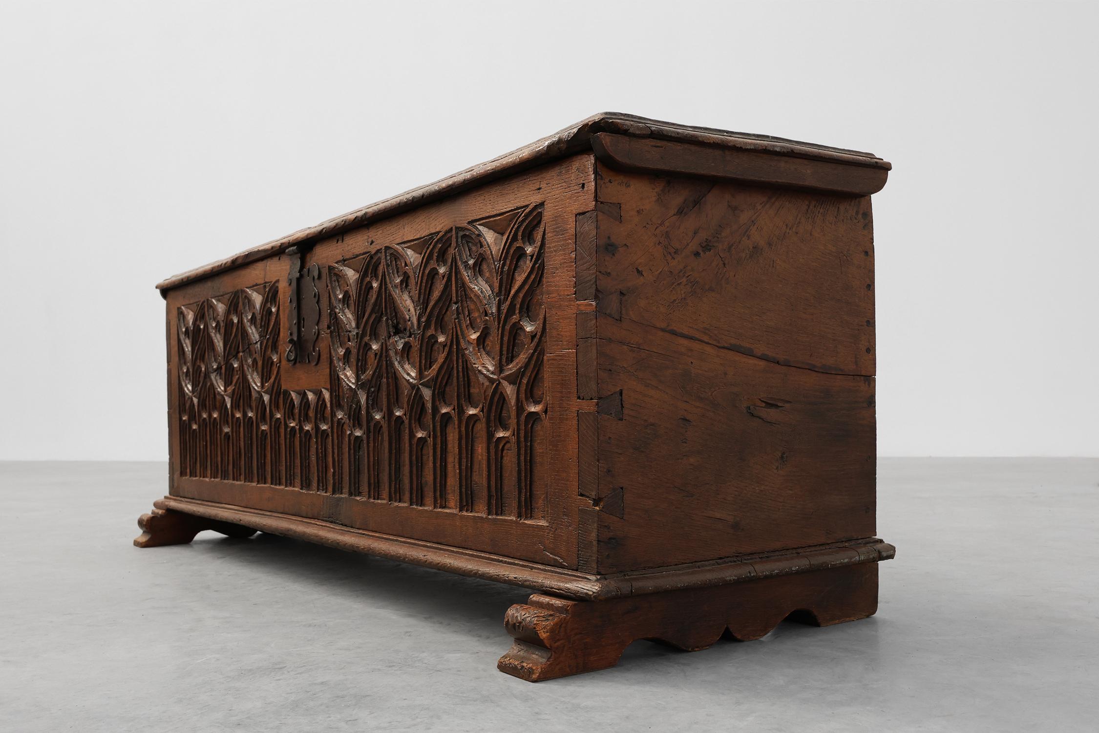 Seltene große gotische Truhe aus massiver Eiche, 16. Jahrhundert, Frankreich, geschnitzt im Angebot 1