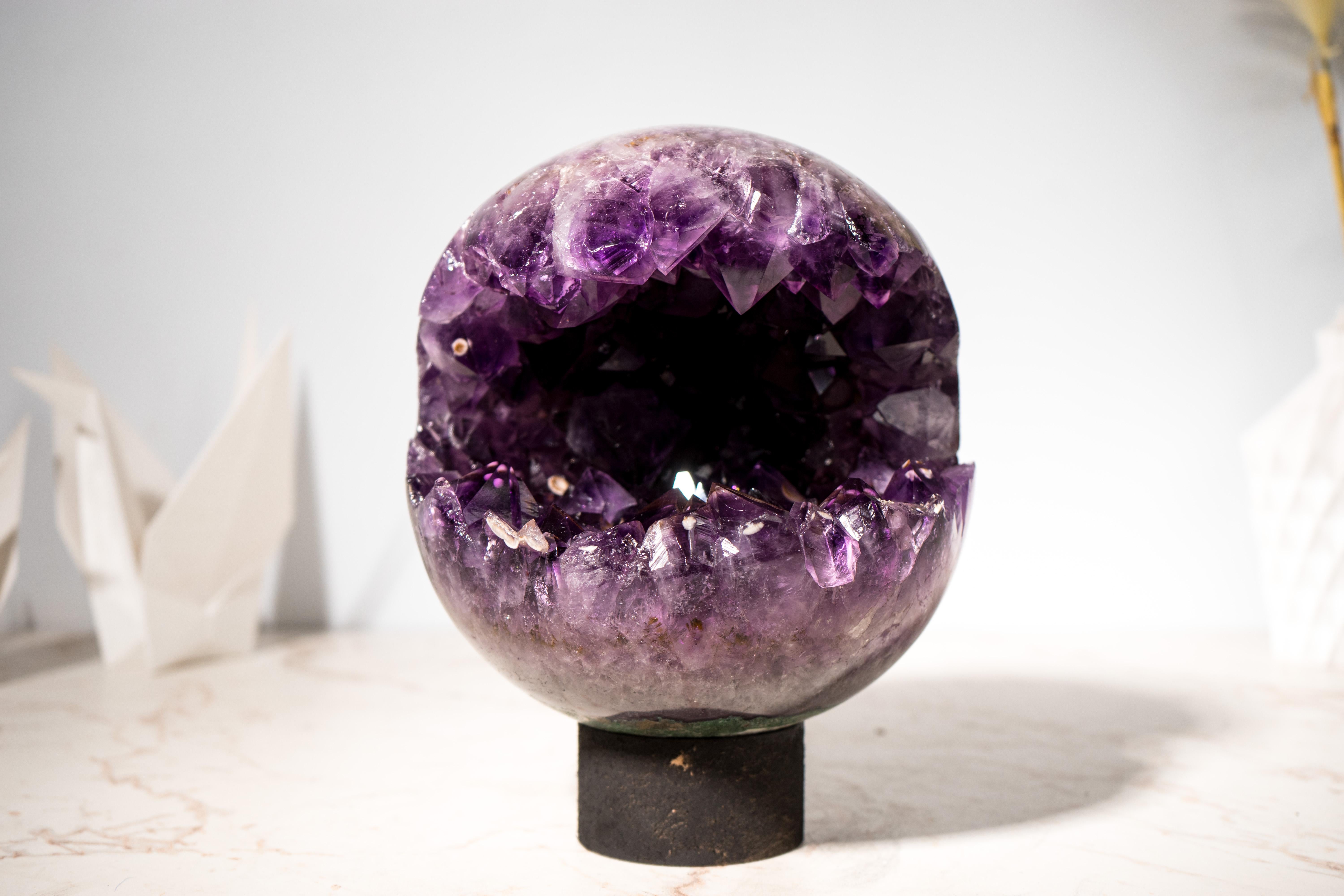 Brésilien Rare grande sphère d'améthyste violette, 9 pouces en vente
