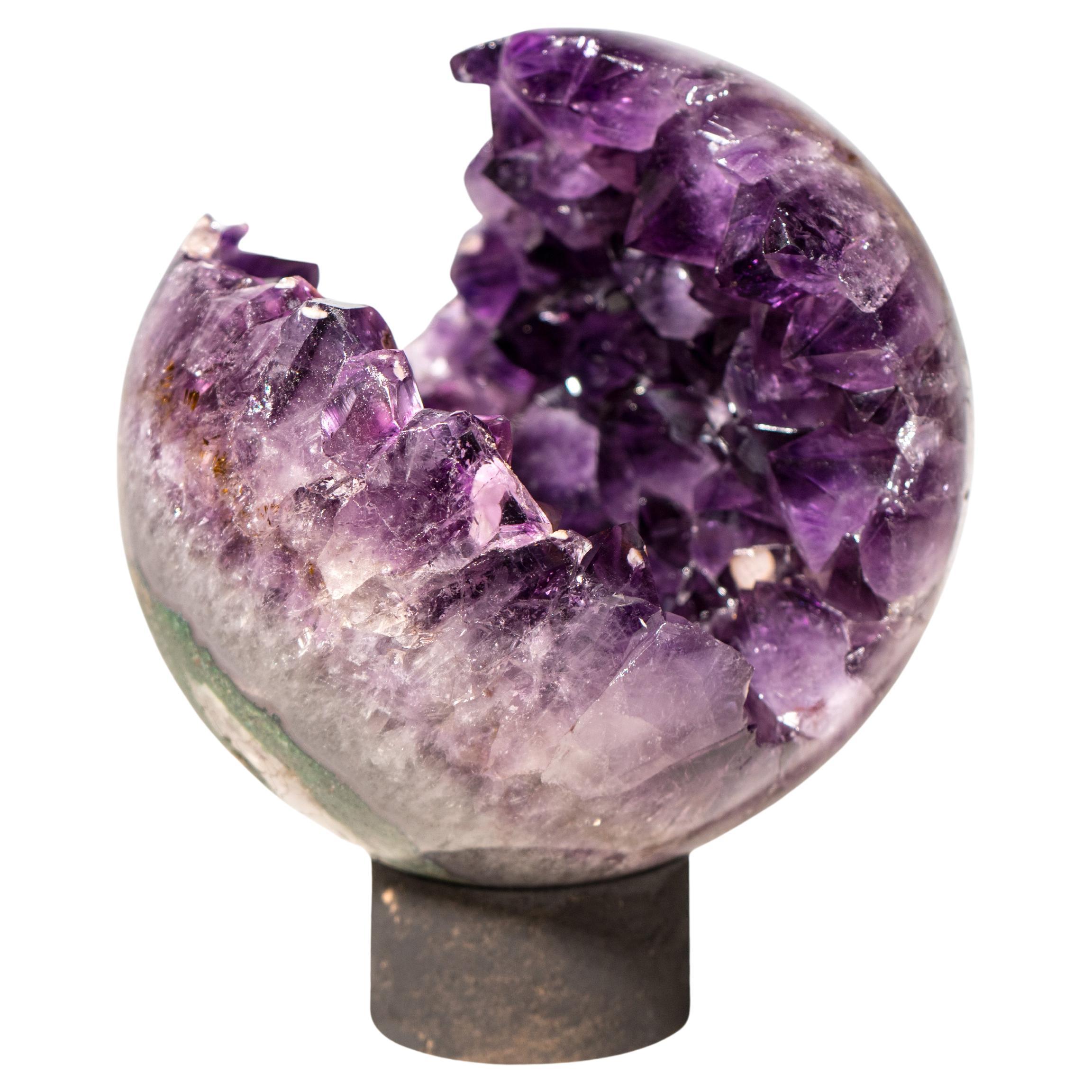 Rare sphère d'améthyste de grande taille avec des cristaux violets profonds et des inclusions de cristobalite : Une sphère d'améthyste de déclaration naturelle

▫️ Description

Cette rare sphère d'améthyste est un spécimen extraordinaire présentant