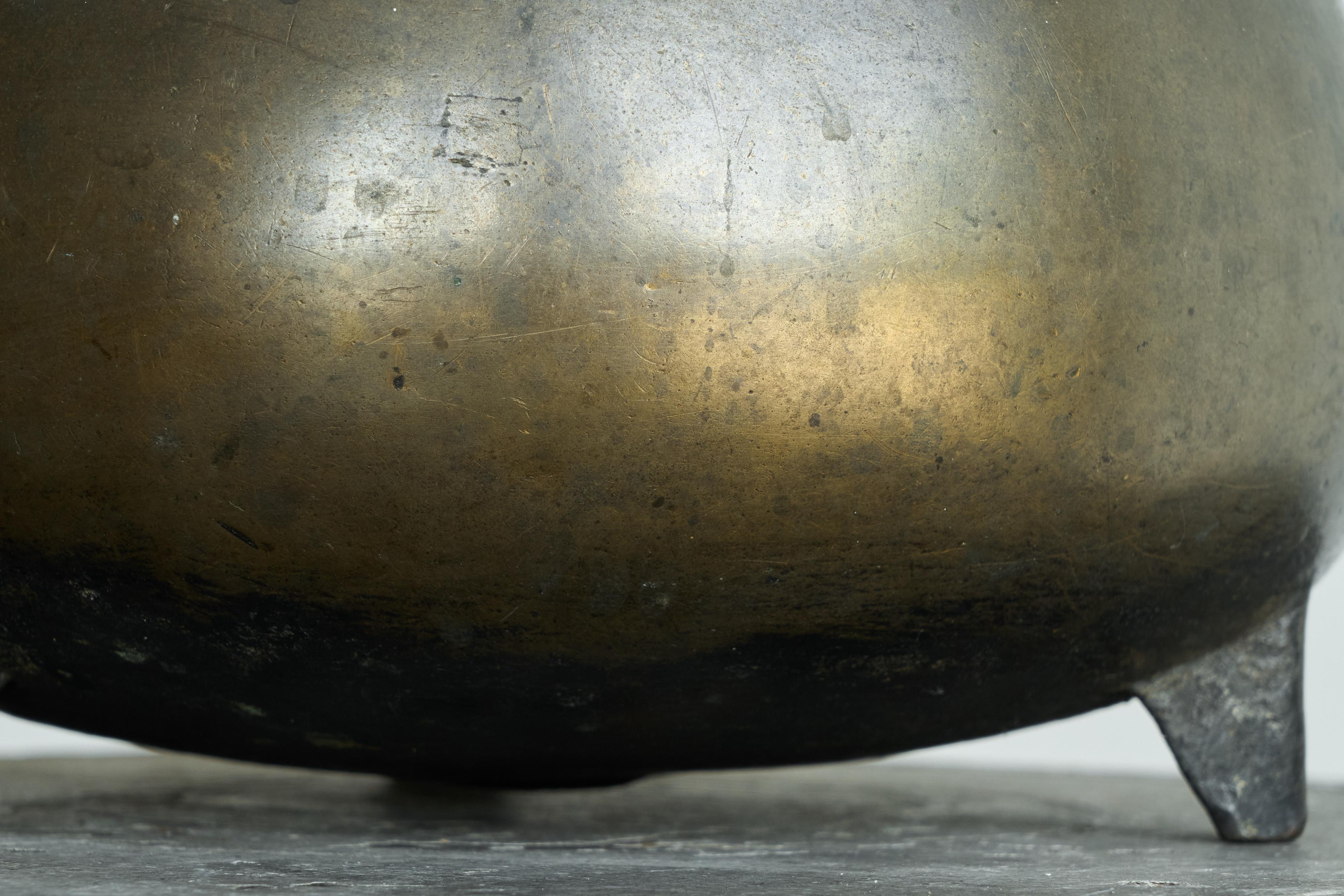 Rare grand chaudron à raisin du 16e siècle en bronze massif en vente 3