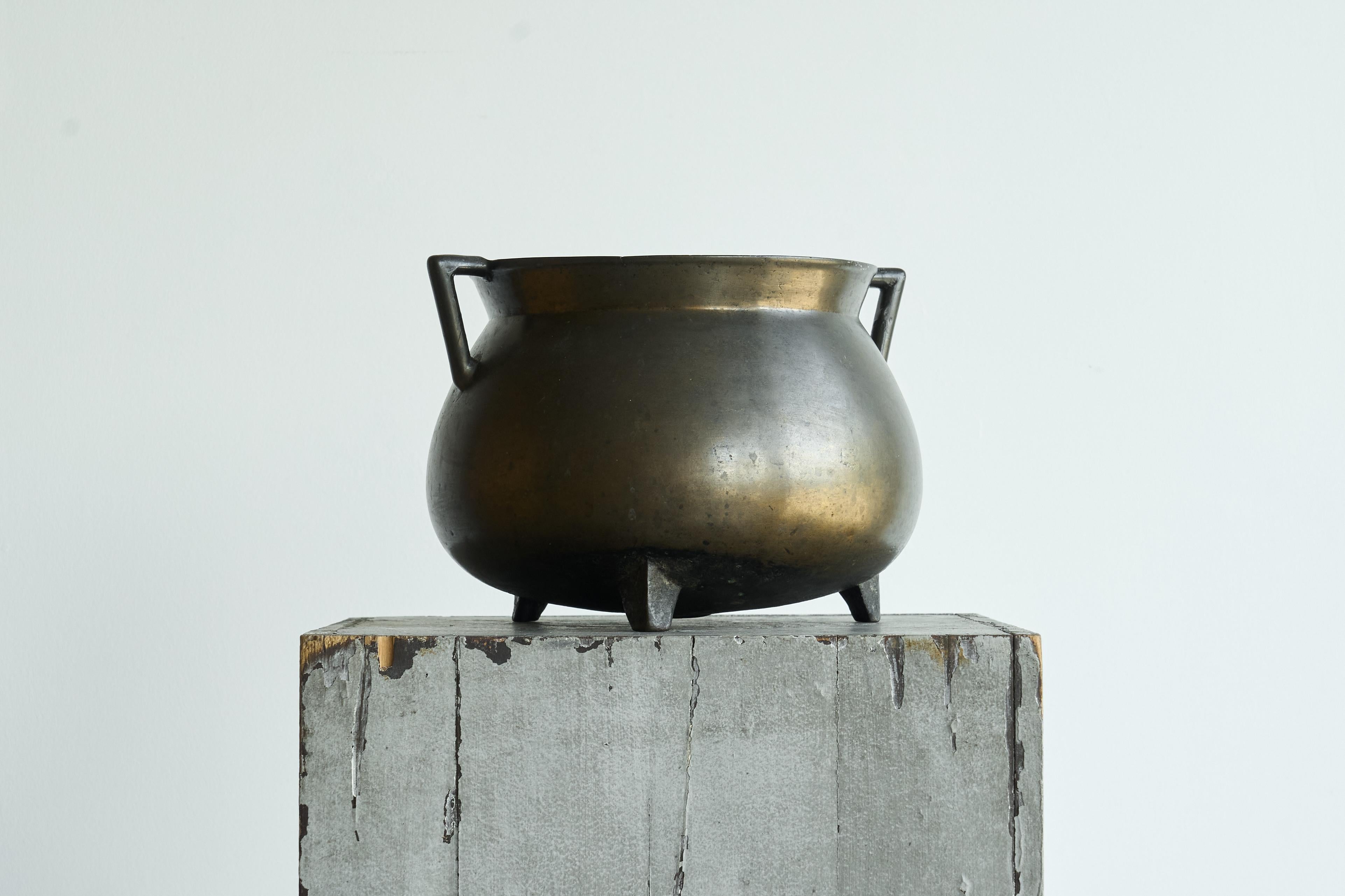 Rare grand chaudron à raisin en bronze massif, Europe, XVIe siècle.

Il s'agit d'une rare et grande marmite en bronze massif du XVIe siècle, de qualité muséale. 

Un objet pratique au XVIe siècle, mais aujourd'hui une pièce d'antiquité très élégante