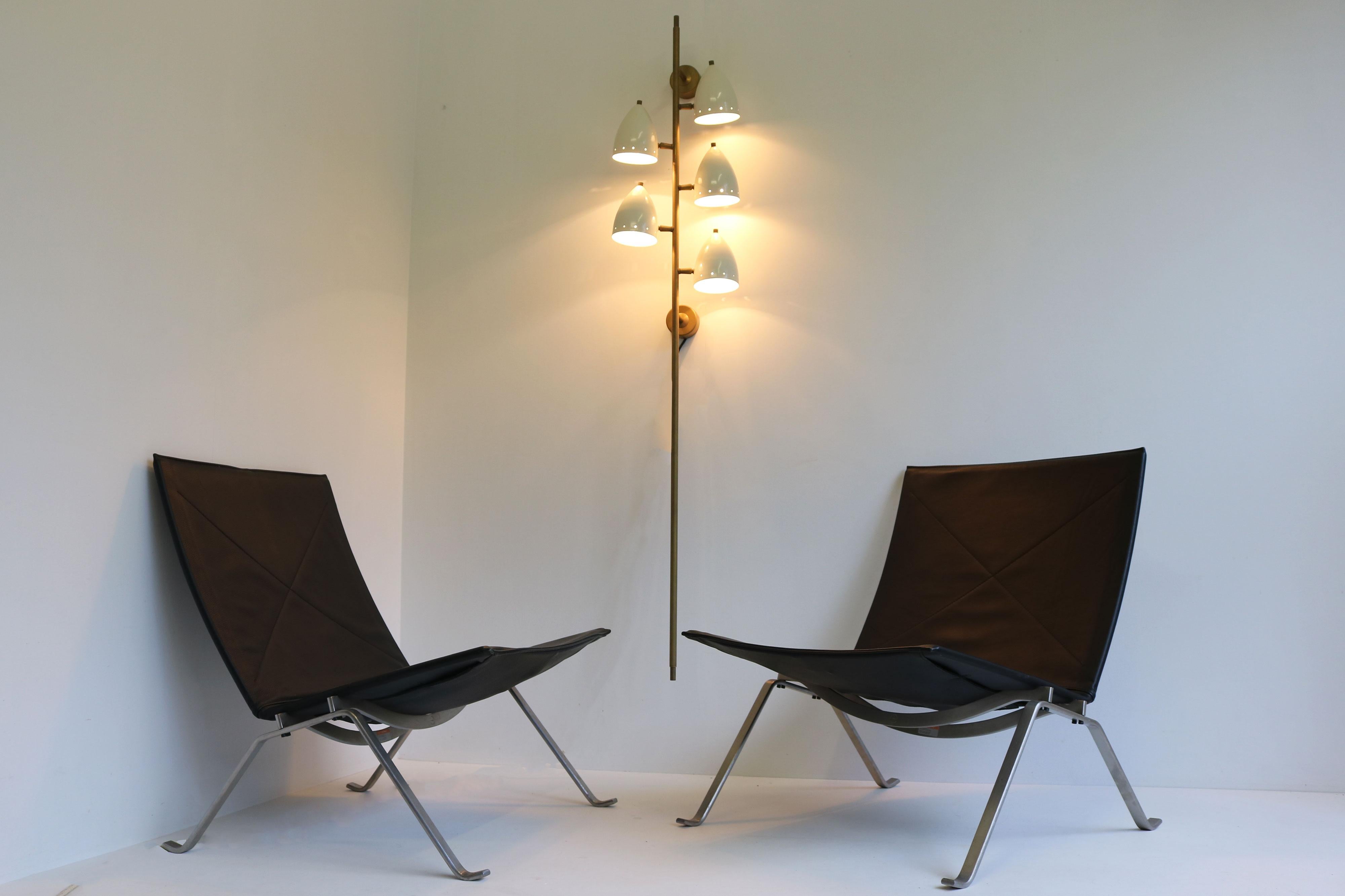 Incredibile e rara applique di grandi dimensioni attribuita a Stilnovo 1950.
Elegante combinazione di bianco avorio e ottone. 
Queste applique dal design italiano sono incredibili in qualsiasi interno in stile mid-century o moderno. Sono realizzati