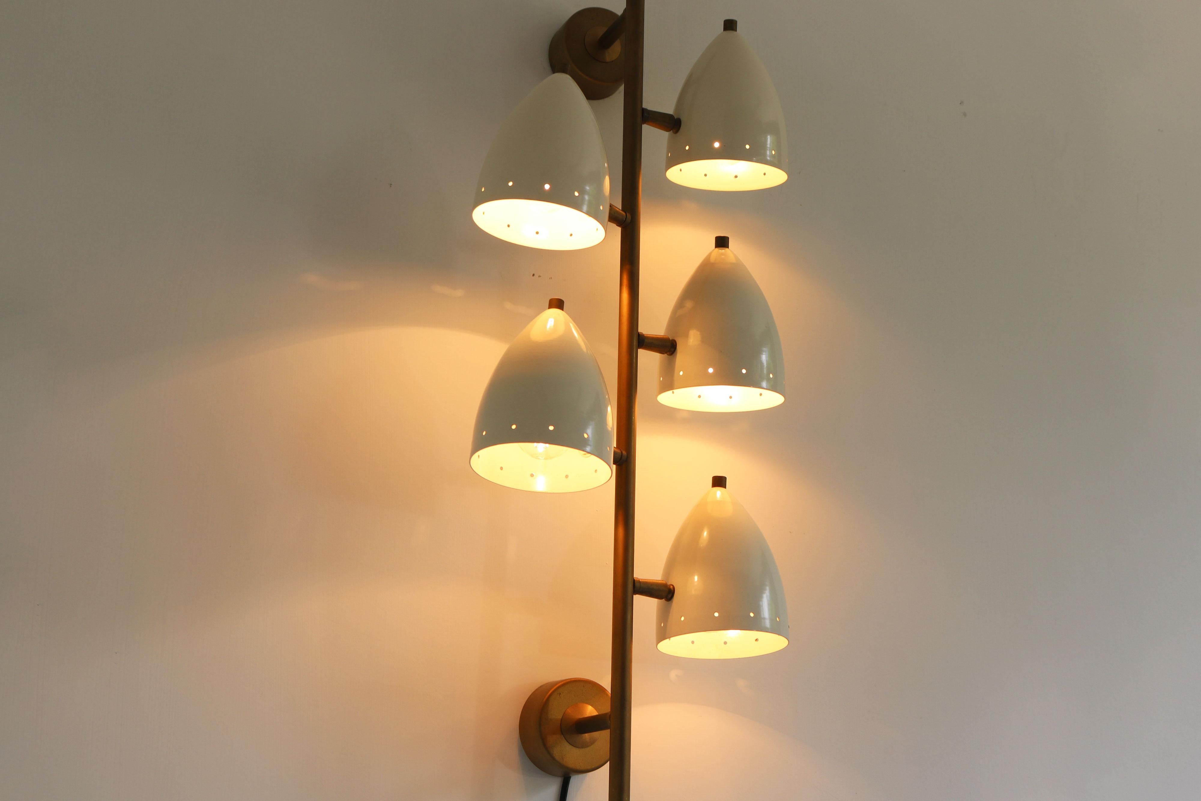 Mid-Century moderno Rara applique/applique di design italiano di grandi dimensioni attr. a Stilnovo 1950 in ottone bianco