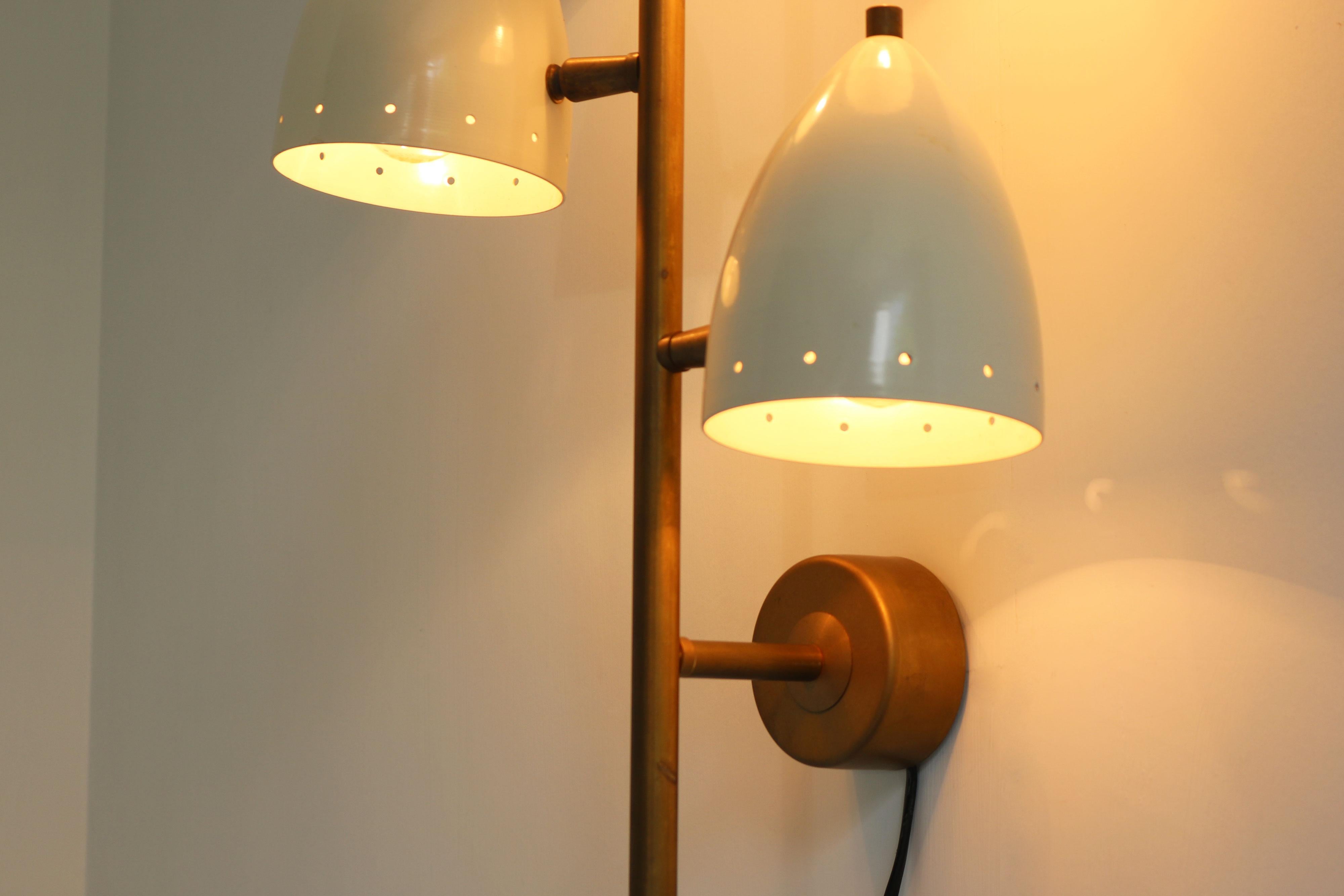 Rara applique/applique di design italiano di grandi dimensioni attr. a Stilnovo 1950 in ottone bianco In condizioni buone a Ijzendijke, NL
