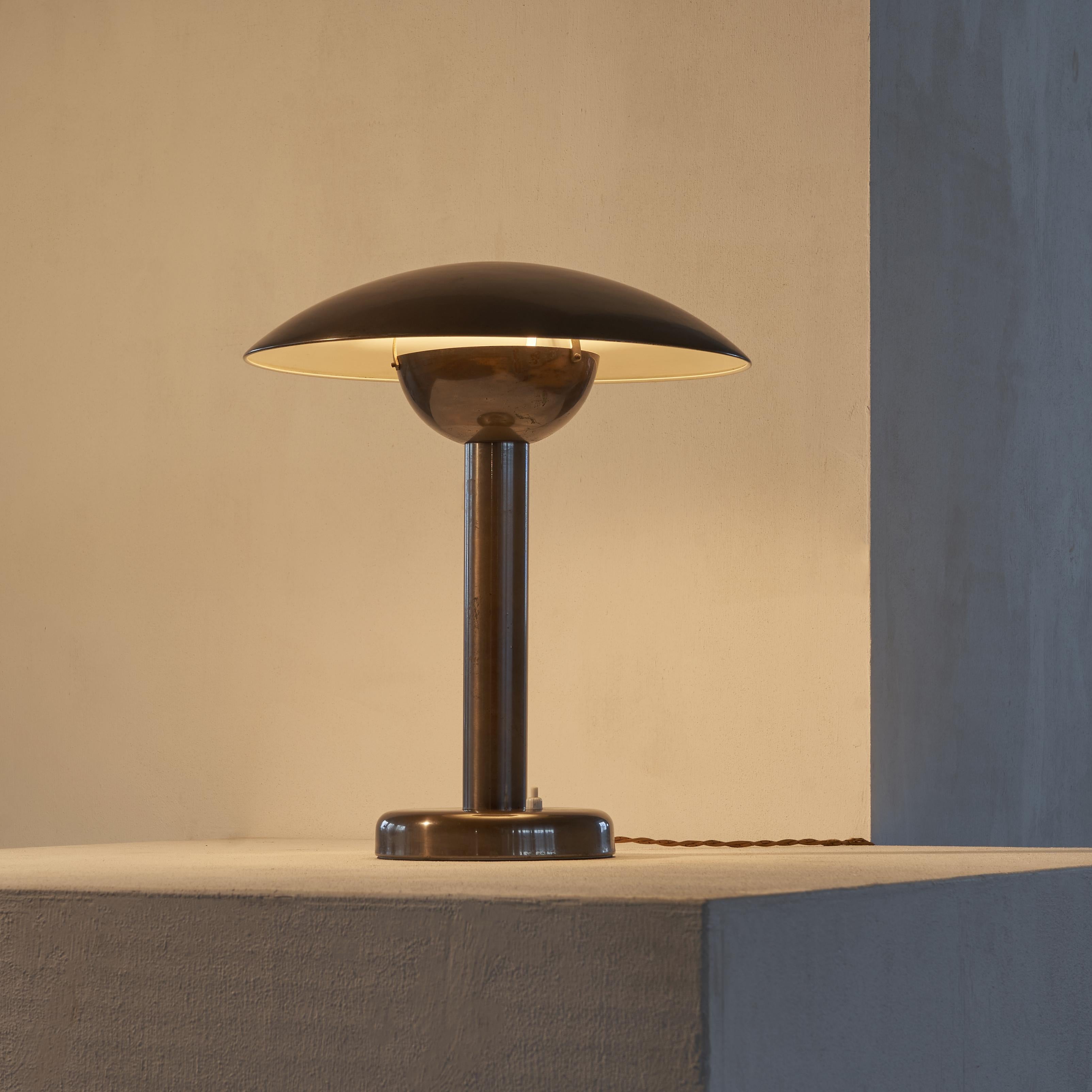 Rare Large Italian Table Lamp in Patinated Brass In Good Condition In Tilburg, NL